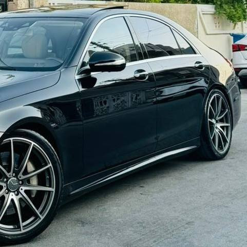 مرسيدس S560  موديل 2018 
مكينه 8 سلندر (5فصوص) بانوراما 
بصمه 
٥ بردات 
٤ كامرات 
حساسات 360
رادار امامي 
رادار جانبي
نقاط عمياء 
تحذير تصادم 
قياده أليه 
رؤيه ليليه 
داتا شو 
كشن تدفئه 
كشن تبريد 
ويل 20 
بدي AMG
شاشات خلفيه 
طبلات خلفيه 
ابواب شفط 
كشن مساج
كشن خلفي Vip مفصول 
داخل لد 64 لون 
ماشيه 89الف
بيها هوايه مواصفات معروفه بالمرسيدس
وارد المانيا ضمان دولي بدون حادث بدون ايرباك 
بيها فقط باب خلفي عكس سايق فقط رش(بدون فتح بدون تعديل بدون قطره معجون وع فحص)
كير محرك كهربائيات مكفولات ووملعوب بيهن
مكانها المنصور 
 رقم صاحب سيارة ***********
