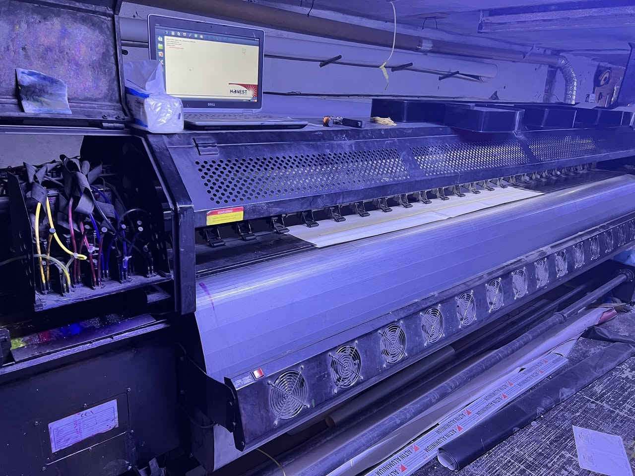 طابعة فلكس ٣.٢ متر للبيع
٨ هيد كونيكا 512
متوقفة حالياً بيهة بعض المشاكل البسيطة 
للاستفسار ***********
