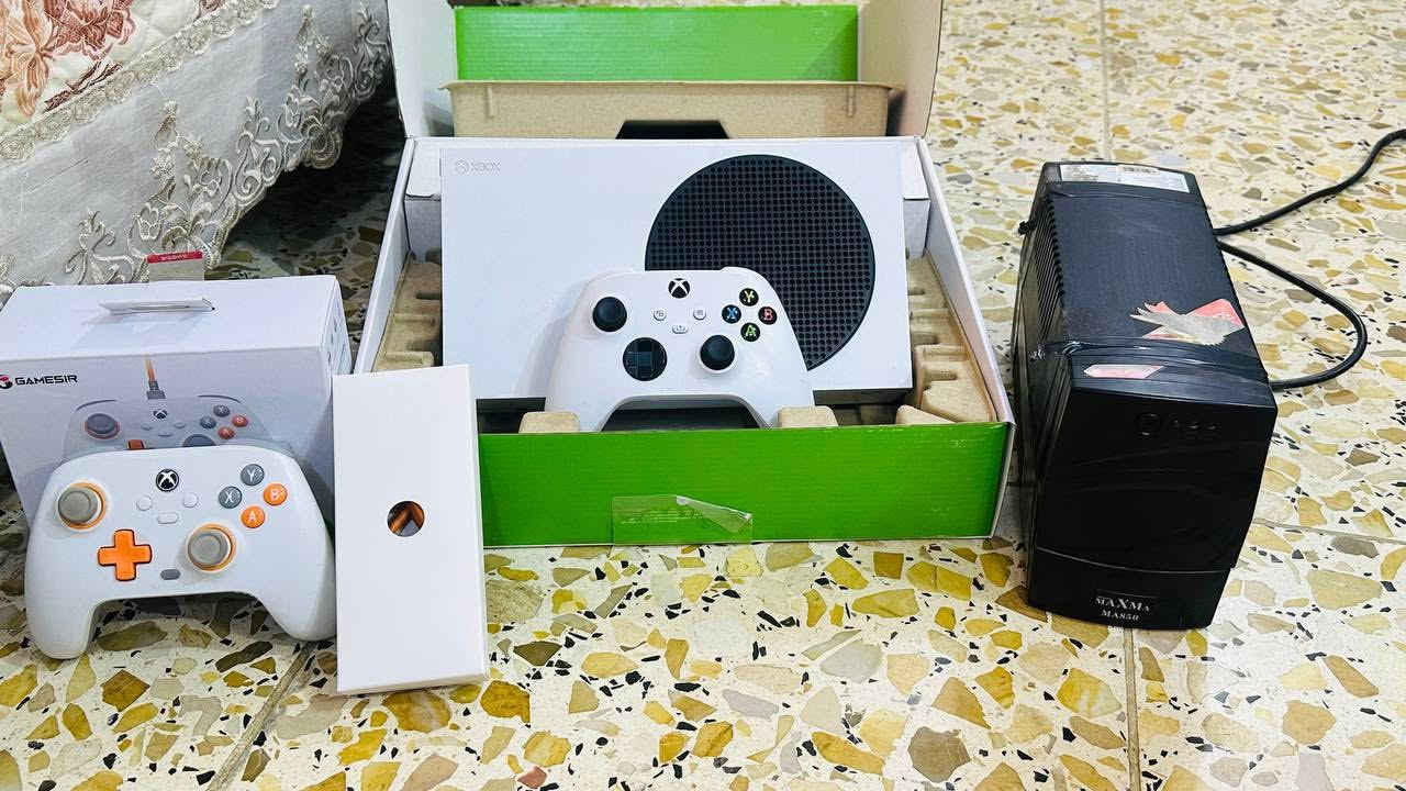 اكس بوكس سيريس S
ذاكره 512
مع كامل ملحقاته 
مع يدات اصليه 2 
 مع يو بي إس 
اكس بوكس بعده نظيف مستعمل قليل
السعر 365 ألف وبي مجال بسيط
***********
يوجد توصيل
