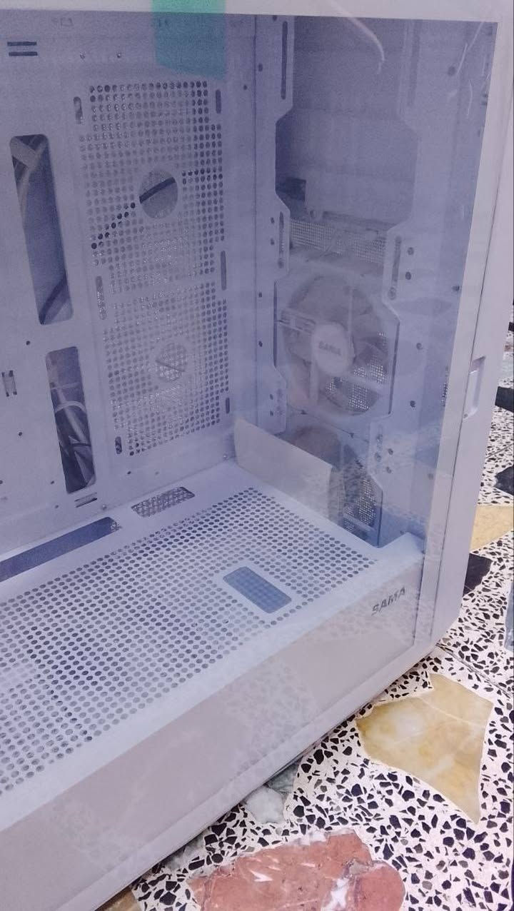 🖥️ للبيع كيس SAMA V PLAY لون أبيض – جديد بالكامل 🔥
للبيع كيس احترافي من شركة SAMA موديل V PLAY، اللون الأبيض الجميل والأنيق،
النسخة التي تحتوي على شاشة أمامية اعتيادية (مو لمس).

🔹 حالة المنتج:
الكيس جديد 100% وغير مستعمل نهائيًا، فقط بدون كارتونة الشركة،
لكن جميع الإغراض الأصلية والملحقات موجودة وكاملة وجديدة، مثل المسامير، الأسلاك، الفلاتر، وكل شيء جاي وياه.

🔹 مواصفات ومميزات الكيس:

تصميم عصري بلون أبيض نقي مع واجهة زجاجية شفافة تعطي شكل راقي جداً

دعم كامل للوحات ATX / Micro-ATX / Mini-ITX

مساحة واسعة لتركيب كرت شاشة طويل ومعالج تبريد هوائي أو مائي

نظام تهوية ممتاز مكون من 3 مراوح قابله للزياده 

كفاءة عالية في توزيع الحرارة وتنظيم الكيبلات

واجهة أمامية تحتوي على منافذ USB 3.0 + USB 2.0 + مدخل صوت ومايك

خامات قوية وثقيلة تعطي إحساس بالجودة العالية

💰 السعر المطلوب: 115.000 دينار عراقي

الموقع: بغداد السيديه
 للتواصل: واتساب / ***********
