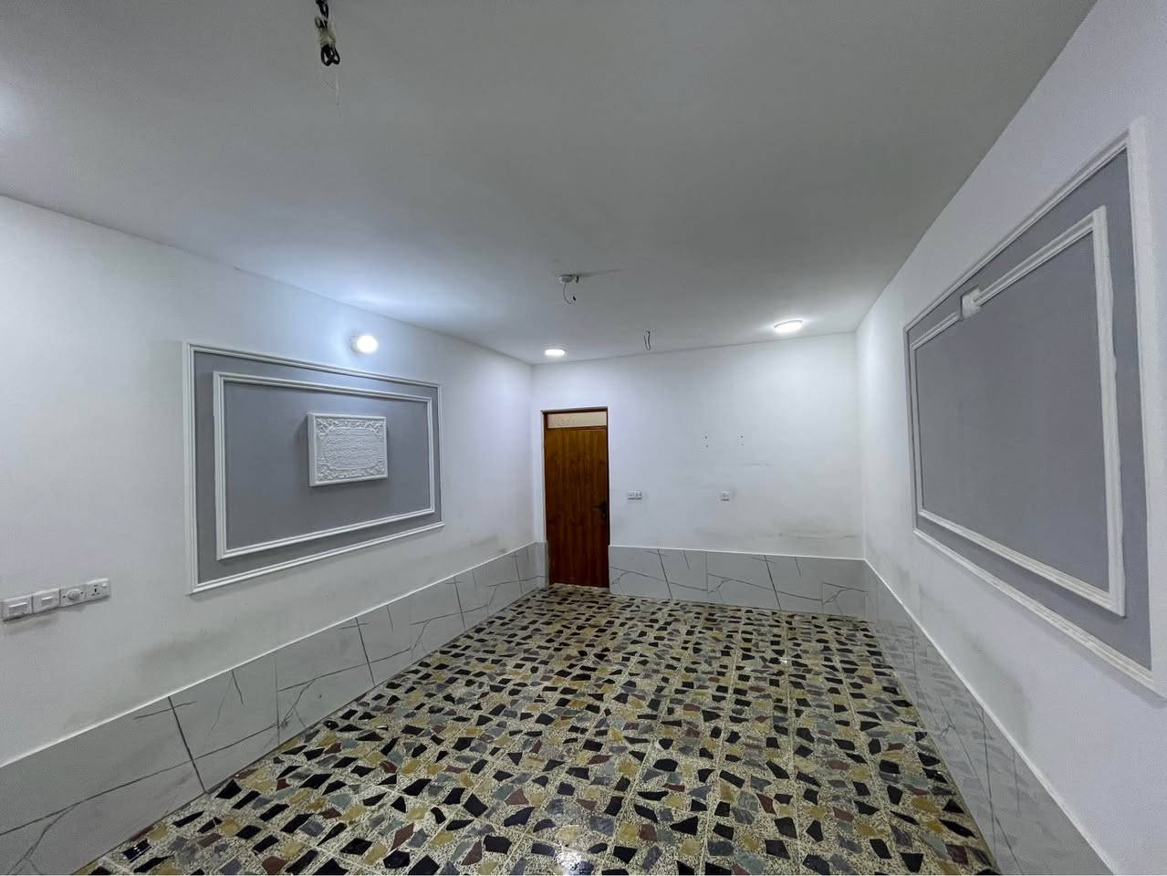 � دار للبيع 
📐 150 متر (الواجهة 7.5م × النزال 20م)
🏠 طابقين
✨ نظيف جدًا وجاهز للسكن فورًا

🔹 الأرضي: استقبال + صالة + مطبخ حار وبارد + غرفة
🔹 الطابق الثاني: 3 غرف نوم + حمام

💰 السعر: 260 مليون (قابل للتفاوض)
📍 حي الرئاسة – شارع صيدلية ابن البيطار، ثالث فرع يمين بدايته

📞 *********** بغداد, العراق
