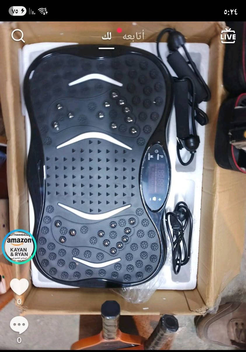 هذا جهاز تمارين رياضية بخاصية الاهتزاز (Whole Body Vibration Machine)، ويتميز بالمواصفات التالية:
يعمل على تحفيز العضلات على الانقباض والاسترخاء بسرعة للمساعدة في حرق الدهون وشد الجسم. 

يحتوي على مستويات اهتزاز متعددة (تصل إلى 99 مستوى في بعض الطرازات) للتحكم في شدة التمرين. 

يأتي مع أحبال مقاومة لتمارين الذراعين والجزء العلوي من الجسم. 

مزود بلوحة تحكم ذكية وجهاز تحكم عن بعد لسهولة الاستخدام. 

يساعد في تحسين الدورة الدموية وتقليل الترهلات.  العنوان البصرة القبله حي المهندسين واتساب ***********
