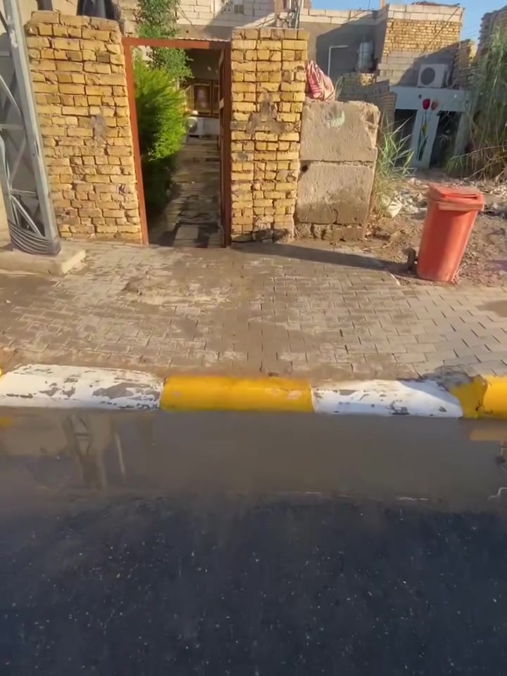 � بيت للبيع في الناصرية – منطقة الزعيلات / صوب الشامية

فرصة مميزة لامتلاك بيت جاهز للسكن، يقع في منطقة الزعيلات صوب الشامية، بالقرب من طريق يا حسين ويبعد عنه حوالي 150 متر، كما يقع بالقرب من مجسر الإسكان.

مواصفات البيت:

* ✅ جميع الخدمات متوفرة: ماء، كهرباء، مجاري.
* ✅ المنطقة مخدومة بالكامل: تبليط، أرصفة، مدارس، وأسواق.
* ✅ واجهة (طارمة) بعرض 3.5 متر.
* ✅ يتكون من:
    * غرفتي نوم كبيرتين.
    * صالة.
    * ديوانية.
    * مطبخ.
    * حمام داخلي وآخر خارجي.
* ✅ سنة البناء: 2017.
* ✅ نوع البناء: بتلو، شيش كونكريت صب، بناء بلوك  عكادة، طابوق، وسطح شتايكر.
* ✅ البيت جاهز للسكن بالكامل، ولا يحتاج أي أعمال إضافية.

💰 السعر: 63 مليون دينار، قابل للتفاوض.

📞 للاستفسار أو تحديد موعد للمعاينة، يرجى التواصل على الخاص ***********
