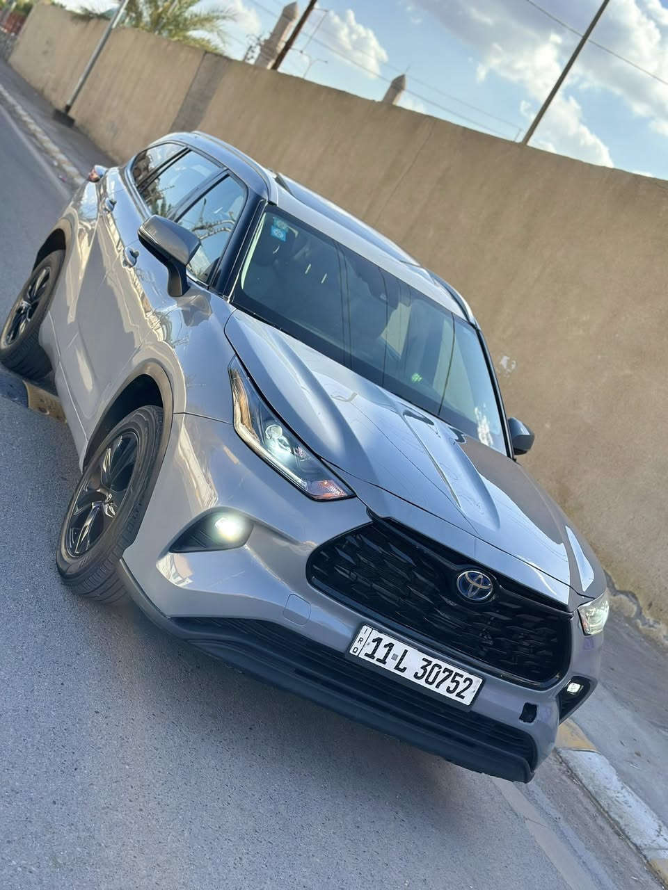 السلام عليكم
للبيع هايلندر موديل 2022  أمريكي 
رقم بغداد بأسمي 
هايبرد 
محرك أربعه سلندر 2500 
لون إسمنتي  
مواصفات فول XLE
فتحه 
بصمه تشغيل 
ترحيب 
كشنين كهرباء جلد 
تبريد قطعتين 
Vib
صندوق كهربائي 
3انضمه قياده 
وبعد بيها مواصفات 
حادث جاملغ وبابين 
البنيد اكلير 
+ راس الشاطي 
سياره جاهزه ما نقصها أي شي 
صور الحادث مع المنشور 
السعر 250$ ورقه وبيها مجال 
الرقم للستفسار *********** واتساب شغال
