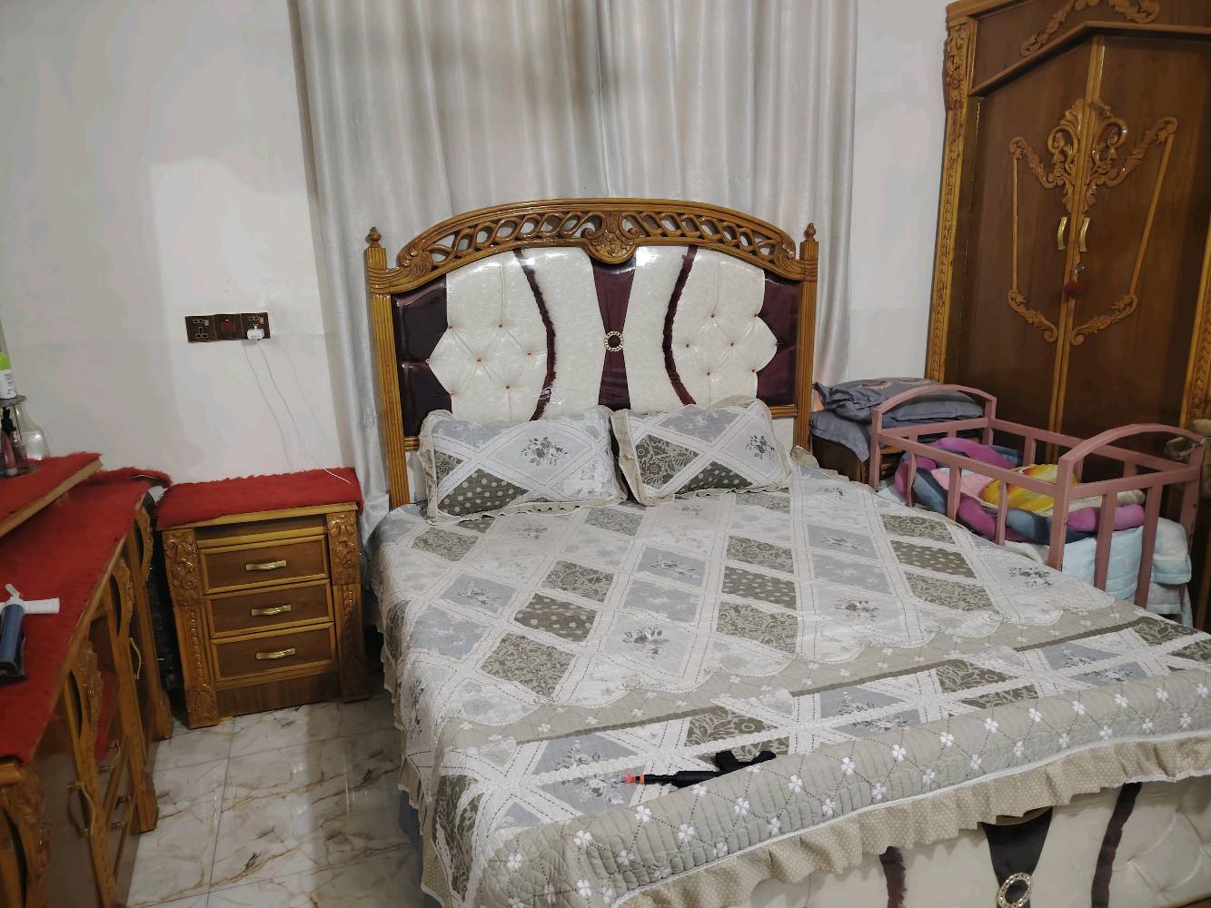 السلام عليكم
غرفة نوم شغل عراقي شغل درجة اولة 
كنتور 6 بيبان +ملحق +اربع مجرات
زاوية بابين + كومدي 
جرباية + تاج + 2كومدي
ميز تواليت بابتين 
+ مجرات 2
نظافة الغرفة 97% جديدة ابمعنة الكلمة تجي وتشوف بعينك 
السعر مليون او 100 الف 
عنواني بغداد الحسينية المعامل 
رقم الهاتف ***********