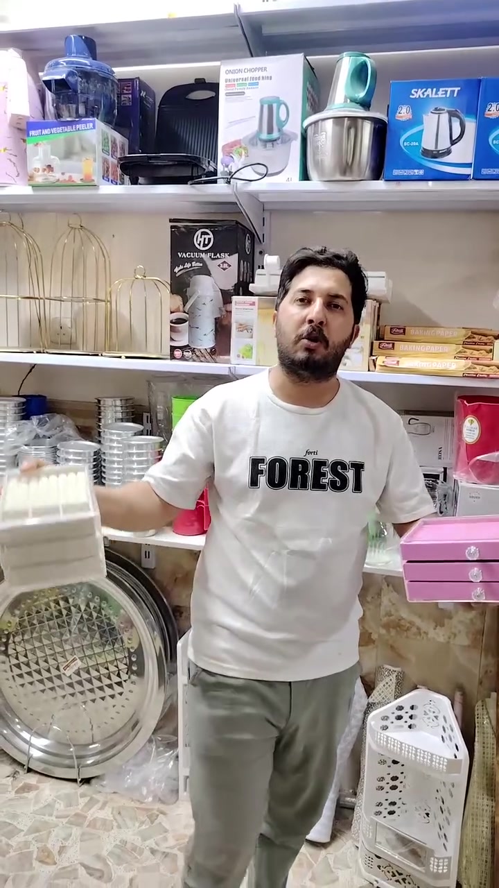 وداعاً للفوضى.. واجعلِ مجوهراتكِ تلمع كما تستحق! 💍✨
​هل تعبتِ من تشابك القلائد وضياع الخواتم في كل مرة تستعدين فيها للخروج؟ حان الوقت لتعطي إكسسواراتكِ الفخامة والترتيب الذي تستحقه مع بوكس الإكسسوارات الأكريليك الملكي مقسم بذكاء ليناسب كل تفاصيل أناقتكِ:
​الطابق الأول (العلوي): مصمم بدقة وعناية للمحابس، الخواتم، والحلقات الصغيرة لتبقيها محفظة وأمام عينيكِ دائماً.
​الطابق الثاني (الأوسط): مساحة مثالية وممتدة للقلائد، السلاسل، والأساور.. وداعاً للتشابك بعد اليوم!
​الطابق الثالث (القاعدة): عمق مخصص ومريح يتسع لساعاتكِ الثمينة ويحميها من الخدوش.
​لماذا تختارين بوكس الأكريليك؟
​🌟 شفافية كريستالية: تمنحكِ رؤية واضحة لكل قطعكِ دون الحاجة لفتح كل الأدراج.
💎 لمسة ديكور راقية: يضيف لمسة من الفخامة على ميز تواليت (تسريحتكِ).
🔒 حماية وأمان: يحافظ على إكسسواراتكِ بعيداً عن الغبار والرطوبة.
لا تفوّت الفرصة، القطعة تستحق الاقتناء.
📍 التوصيل متاح لجميع المناطق.
🚚  العنوان: [ الديوانيه الصلاحيه شارع الجامع مجاور جنه مول ]
📞 للطلب والاستفسار: [ *********** ]

العرض لفترة محدودة، سارع بالحجز!
