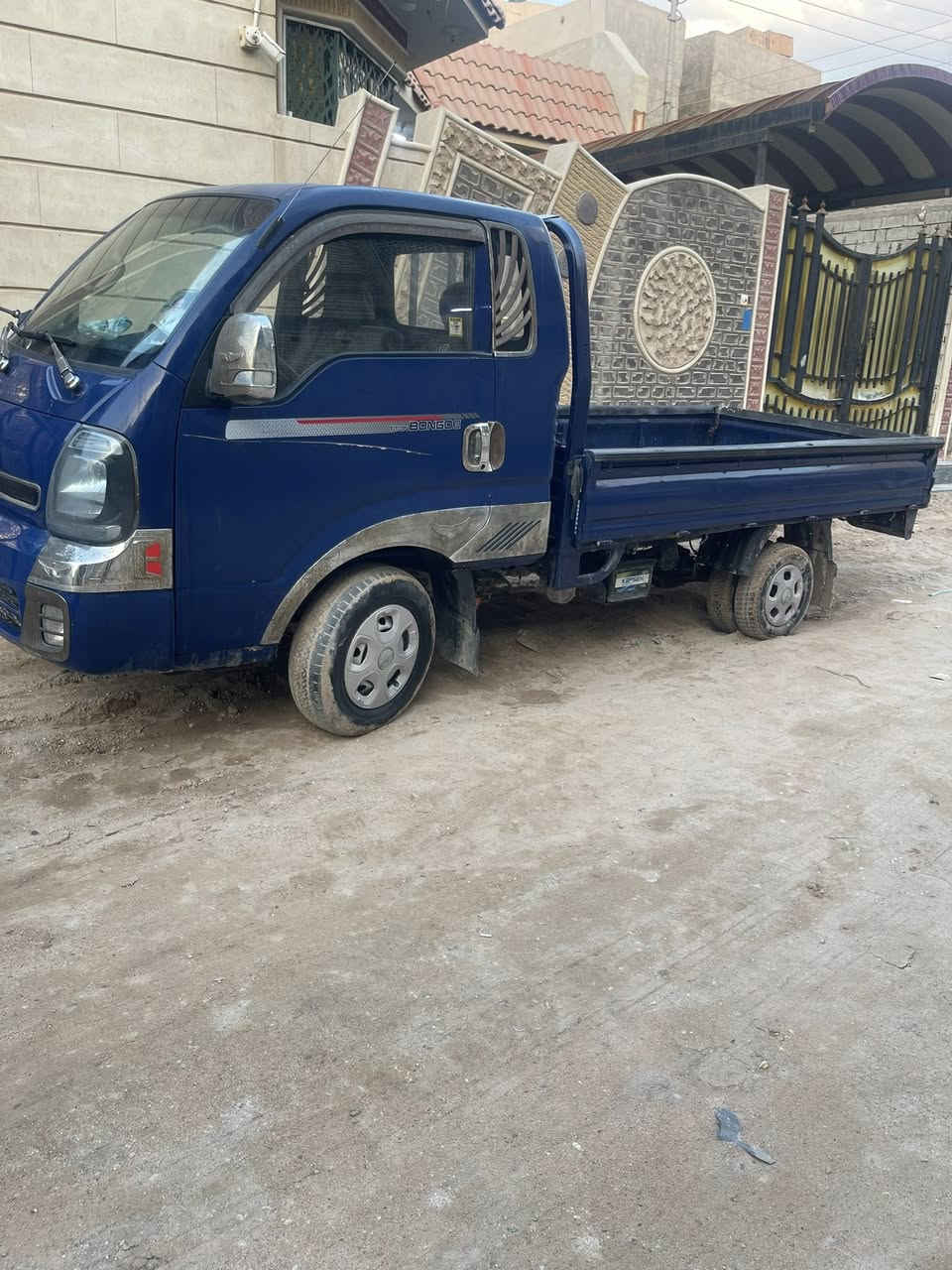 السلام عليكم سياره بنكو موديل 18السياره متومه ارقام دهوك وين مايعجبك تفول بيه كاز كهربائيات كلشي شغل المحرك مالته سبلين نضيف اوتماتيك كلشي شغل ماعده الرون مالته مايشتغل بيه شخط باب السايق مثل ماواضح بصوره السعر 55 العنوان البصره بنفس البصره التواصل ***********
