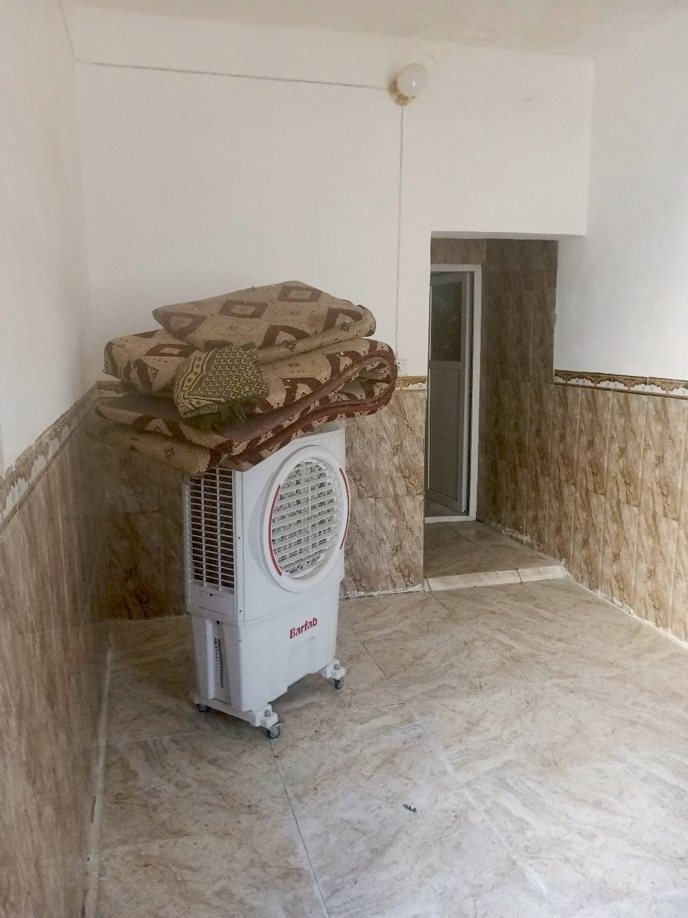 السلام عليكم صاحب البيت بيت للايجار جديد ومرتب بي غرفة كبيرة + صالةكبيرة  + مطبخ + مكشوفة وصطح بي خزان وكيزر مساحتة 60 متر  الموقع النجف الاشرف حي نداء شارع 60 قرب جامعه الكفيل كفى اسواق الغرابي متوفر يمة كافة الخدمات كل شهر بشهرة إجارة 200 للاستفسار ***********موجود وات ساب أو الرقم هاذا اتصال