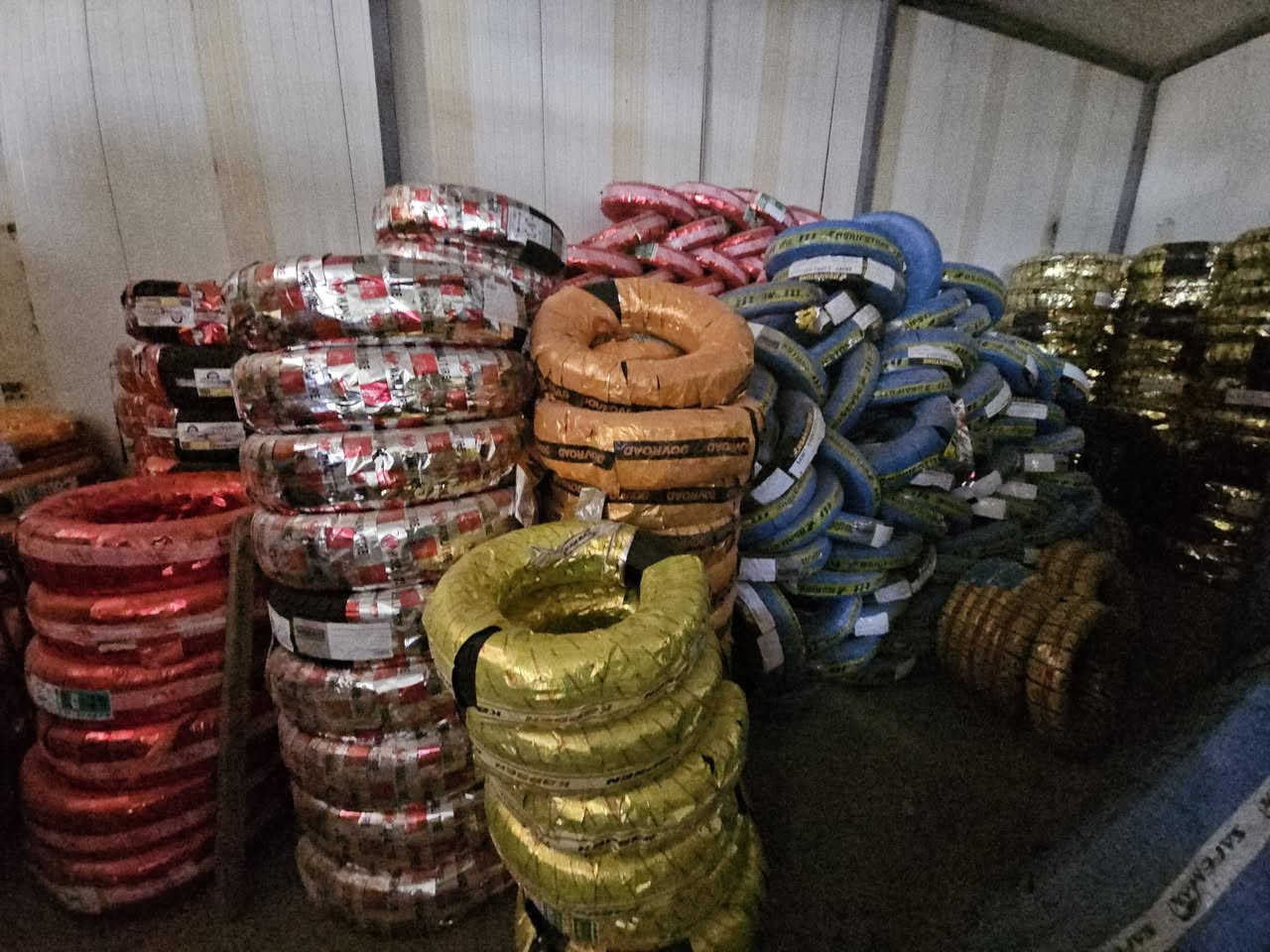 متوفر جميع قياسات إلاطارات كافة الاحجام للتواصل معنا 

***********
***********
الموقع بغداد الكرادة مجمع مشن طريق معسكر رشيد  
مكتب الفجر لتجارة الإطارات والبطاريات
