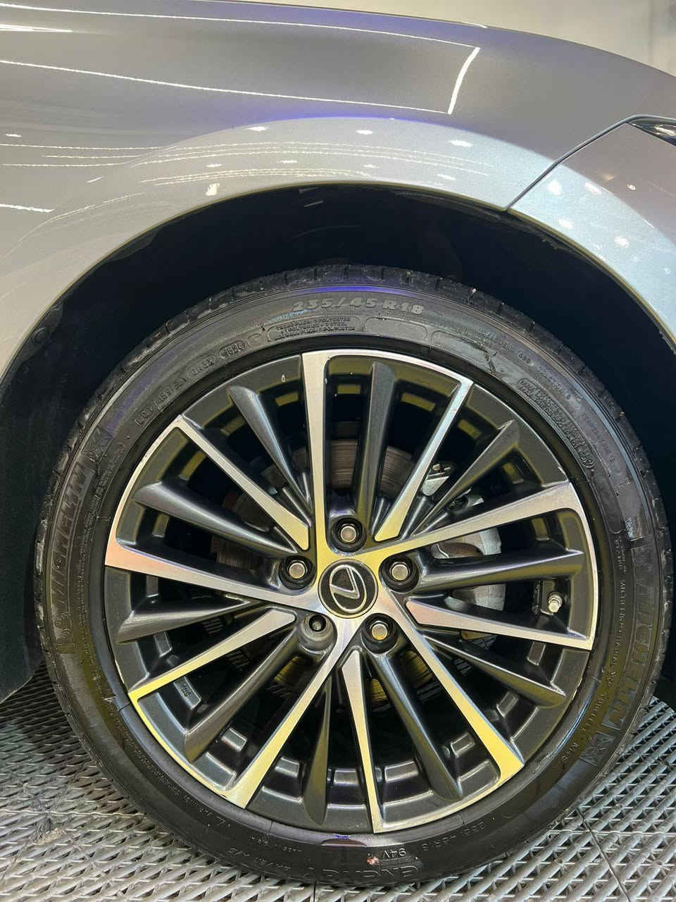 السلام عليكم للبيع
Lexus es 300 h 2024 هايبرد 
السيارة فول مواصفات ١/١ 
ماشية 11 الف miles 
حادثها موضح بالصور  صبغ 3 قطع جنطه وباب وجاملغ خلفي وبيها باب معدل PDR بدون ايرباك بدون دواخل شواصي سليمه
بعض من مواصفات السيارة 
كامرات 360 درجة 
حساسات امامي و خلفي 
رادارات امامي و وجانبي 
نقاط عمياء 
تحديد مسار 
مثبت سرعة تفاعلي 
تدفئة تبريد كشنات مع خرن ميموري 
تدفئة ستيرن 
فتحة سقف 
داتا شو 
نظام صوتي من JBL 
شاشة جبيرة نظام كار بلي وايرليس 
شحن لاسلكي  
مري شفط وكهرباء 
وبيها بعد هواي مواصفات معروفة 
السيارة جاهزة بدون نقص 
سعرها 27.500$ وبيها مجال بسيط
مكان السيارة بغداد اليرموك
***********
