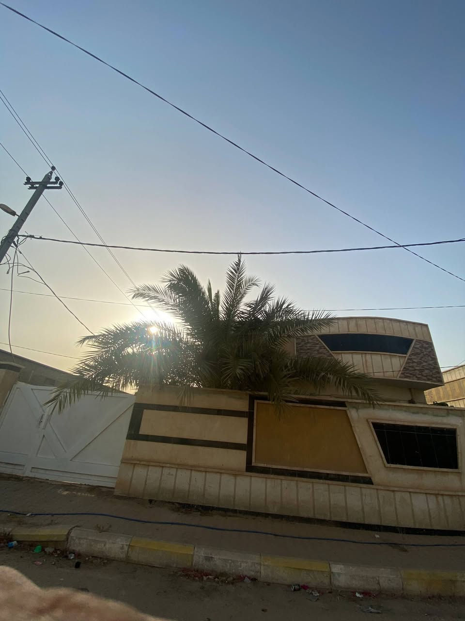 بسم الله الرحمن الرحيم
بيت للبيع في مجمع المناذرة السكني ( المجمع الاقرب للولاية ) منطقة راقية وخدمات متكاملة البيت مساحتة 250 م مع فضلة 100م راجعة للبيت يعني المساحة الكلية 350م 
موقعة مميز ركن خلف السايلو طابق واحد يحتوي على غرفتين وصالة واستقبال ومطبخ وصحيات عدد ٢ وحديقتين جانبية وامامية
للراغب في الشراء الاتصال او المراسلة على الرقم   *********** يتوفر واتساب ايضا
