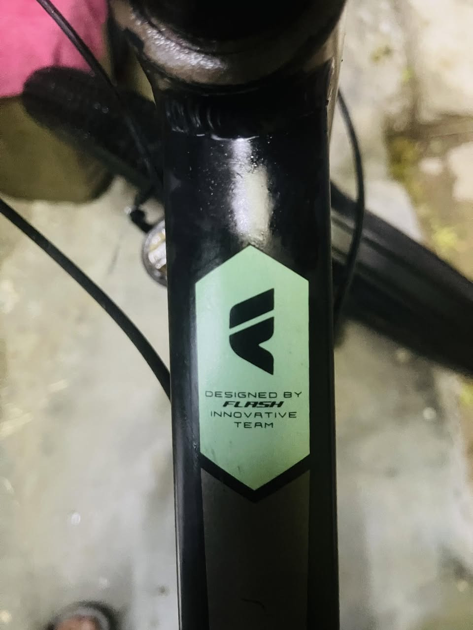 � 
للبيع: دراجة هوائية جبلية – FLASH

📌 الماركة: FLASH
📌 النوع: دراجة جبلية / مدينة (Hybrid / MTB)
📌 الحالة: مستعملة بحالة جيدة 
📌 اللون: أسود مع خطوط خضراء

🛠 
المواصفات:

🔥 الإطار: معدني قوي وخفيف (غالباً ألمنيوم)
🔥 حجم الإطارات: تقريباً 26–27.5 إنچ (مناسب للشارع والطرقات الوعرة الخفيفة)
🔥 التعليق الأمامي: يوجد – يمتص المطبات على الطرقات
🔥 السرعات: قفل دبل امامي
➡️ نظام سرعات متعدد (غالباً 21 سرعة)
➡️ 3 سرعات أمام × 7 سرعات خلف
🔥 الفرامل:
➡️ فرامل جنط (V-Brake) عالية الأداء
🔥 الكماليات المثبتة:
✔️ واقيات طين أمامية وخلفية
✔️ حامل قنينة مياه
✔️ ستاند (رجل جانبية)
✔️ مقعد رياضي مريح
السعر اتصل اوتعال خاص 
⸻

📍 اتصال/تواصل:

📞 (***********)
