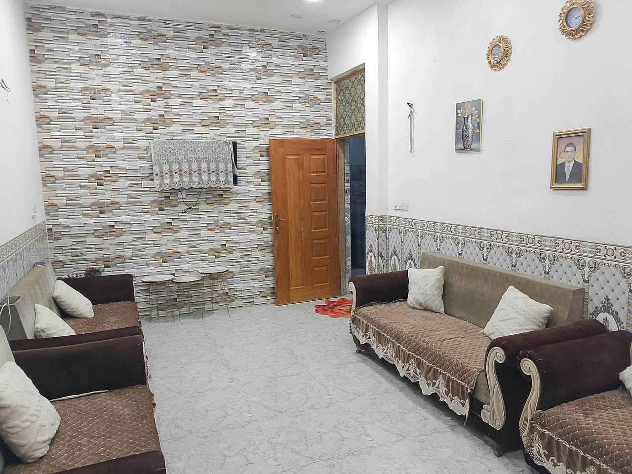 سلام عليكم بيت للبيع مساحته 100متر سند زراعي بناء حديث بيت طابقين الطابق الثاني يحتوي على غرفه و صاله وخدمات معزول عن البيت العنوان بغداد الشعب الاستفسار ***********
