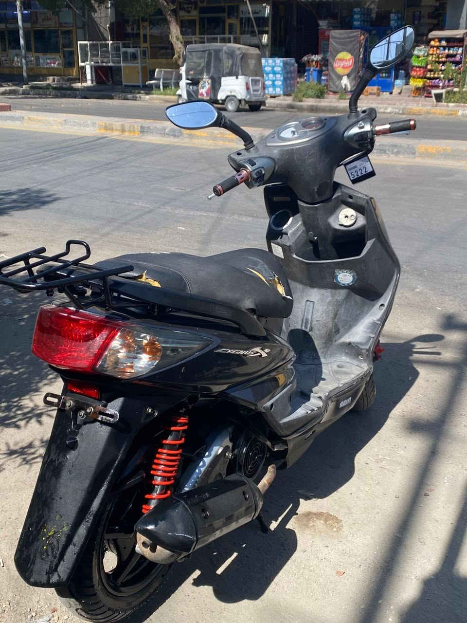 سلام عليكم دراجه سكنس فحل للبيع 
دراجه كامله مكمله اي نقص مابيها كهربائية كلهه شغاله 
لمكينه خرسه ✅️مكاني بغداد الحريه 
استفسار رقم *********** واتساب موجود
