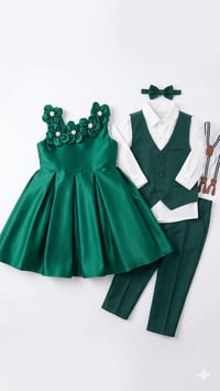 أخضر زمردي • فستان بناتي قياس ١٣٠ • طقم ولادي قياس ١١٠