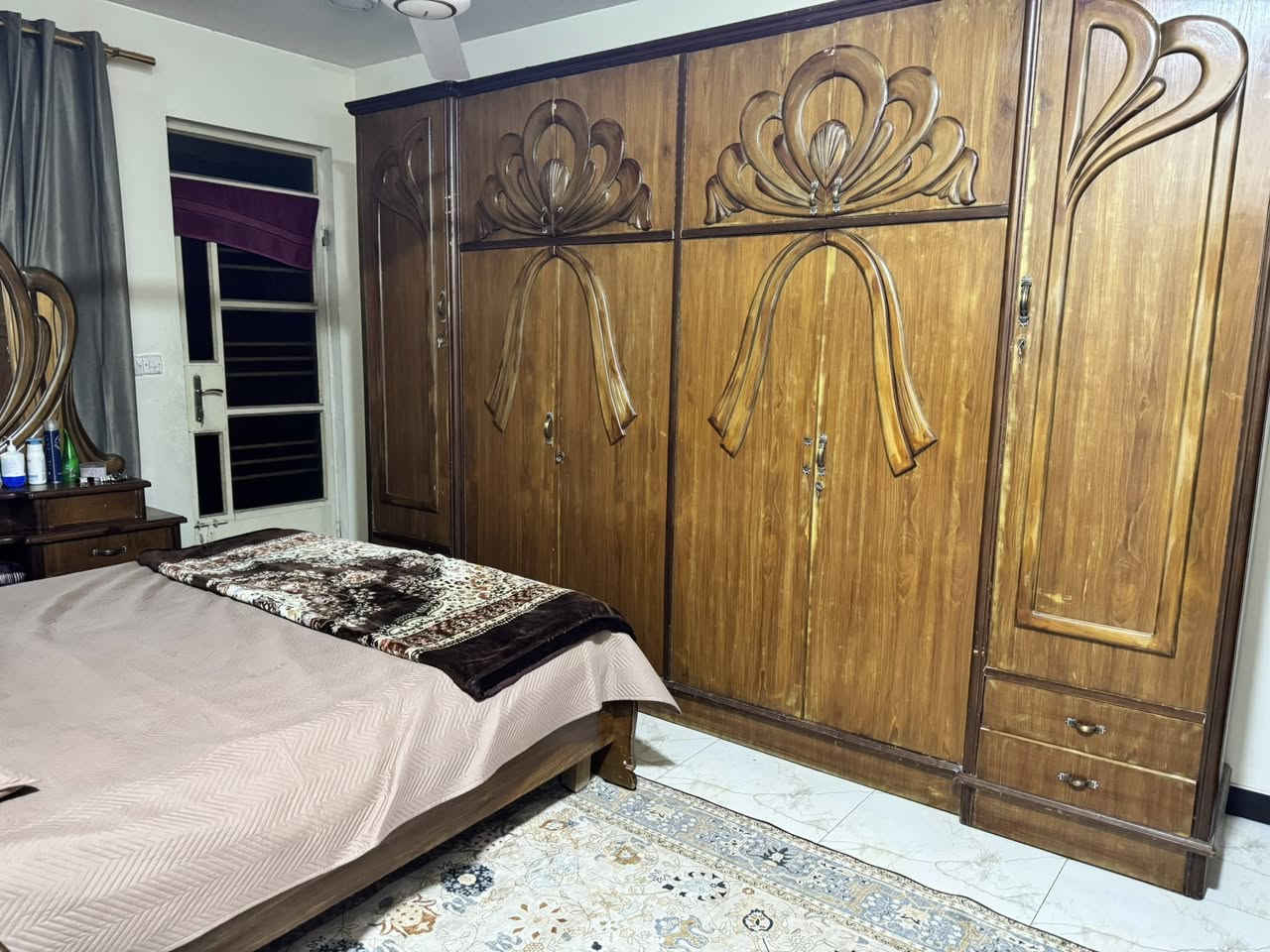 غرفة اريدها بمليون مشتريتها مسبقا ب٣ونص
خشب صاج عراقي ثقيل والغرفة ايظا ضخمة وثقيلة جدا 
للاتصال ***********
او الارسال خاص
