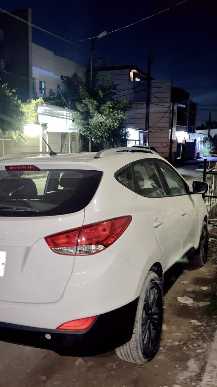 سلام عليكم                                                              توسان للبيع موديل 2015 خليجي السياره نضيفه وحلوه وعلى أيدي بيها قطعتيني بل عراق بابين وبس وبيها ملاحضات بسيطه موضحة بل صور مع السونار.  

🏵️الموصفات
☑️مقاعد جلد
☑️تبريد خير من الله 
☑️شاشه جبيره 
☑️كأمره خلفيه 
☑️محرك 2000
☑️ماشيه ١٣٠,٠٠٠ ألف كيلو
☑️تحكمات ستيرن
☑️سماعات ١٤
☑️فول 
السياره حلوه ونضيفه والي يحب يجي يشوفها السياره موجوده بغداد 
والي يحب يتصل هذا الرقم بي واتساب ‭٠٧٩٠ ١٦٩ ٨٧٠٩‬
والسعر ارخص من السوك بهواي السعر ١٣١ ألف دولار يعني شده و٣١ ورقه وبيها مجال للغوالي                  وشكرا. 🌸
