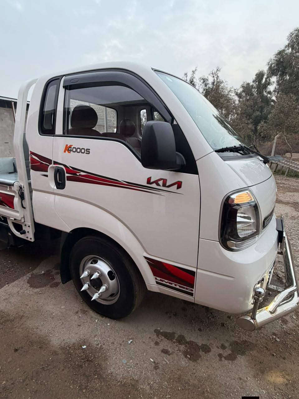 كيه فحل موديل 2025  مكينه 4000 تايرات محوره 14 مكينه مفتوح تانكي محور سياره جديده تخم تاير رقم بغداد انكليزي تحويل مباشر أو وكاله مكان ديالى بعقوبة سعر 210 بيهة مجال بسيط ***********
