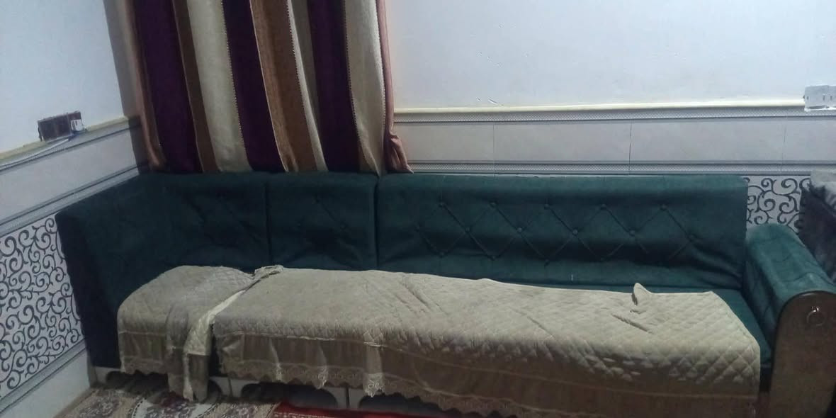 سلام عليكم تخم اخضر والثاني رصاصي للبيع الاخضر 10مقاعد سعره200وبي مجال  الرصاصي وين ماتخلي يرهم وياه طبله الرصاصي مخاده والدوشك مالته كله كامل سعر الرصاصي 175وبي مجال عنواني ناصريه قرب مستشفى التركي تواصل واتساب ***********اوماسنجر
