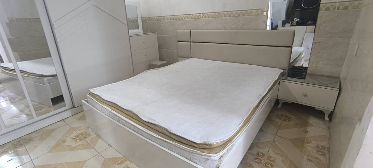 ژووری نوستنی تورکی 
کانتۆر سیسەم مێزتەوالێد یەک کۆمێدی 
ئاوێنەی باڵا و دۆشکەی لەگەڵە 
لەخوار سعری هەموو بازار ئەیفرۆشم
ناونیشان سلێمانی کانی سپیکە خوار مزگەوتی تەبایی بەرامبەر مارکێتی کەوێ
***********
*********** السليمانية, العراق
