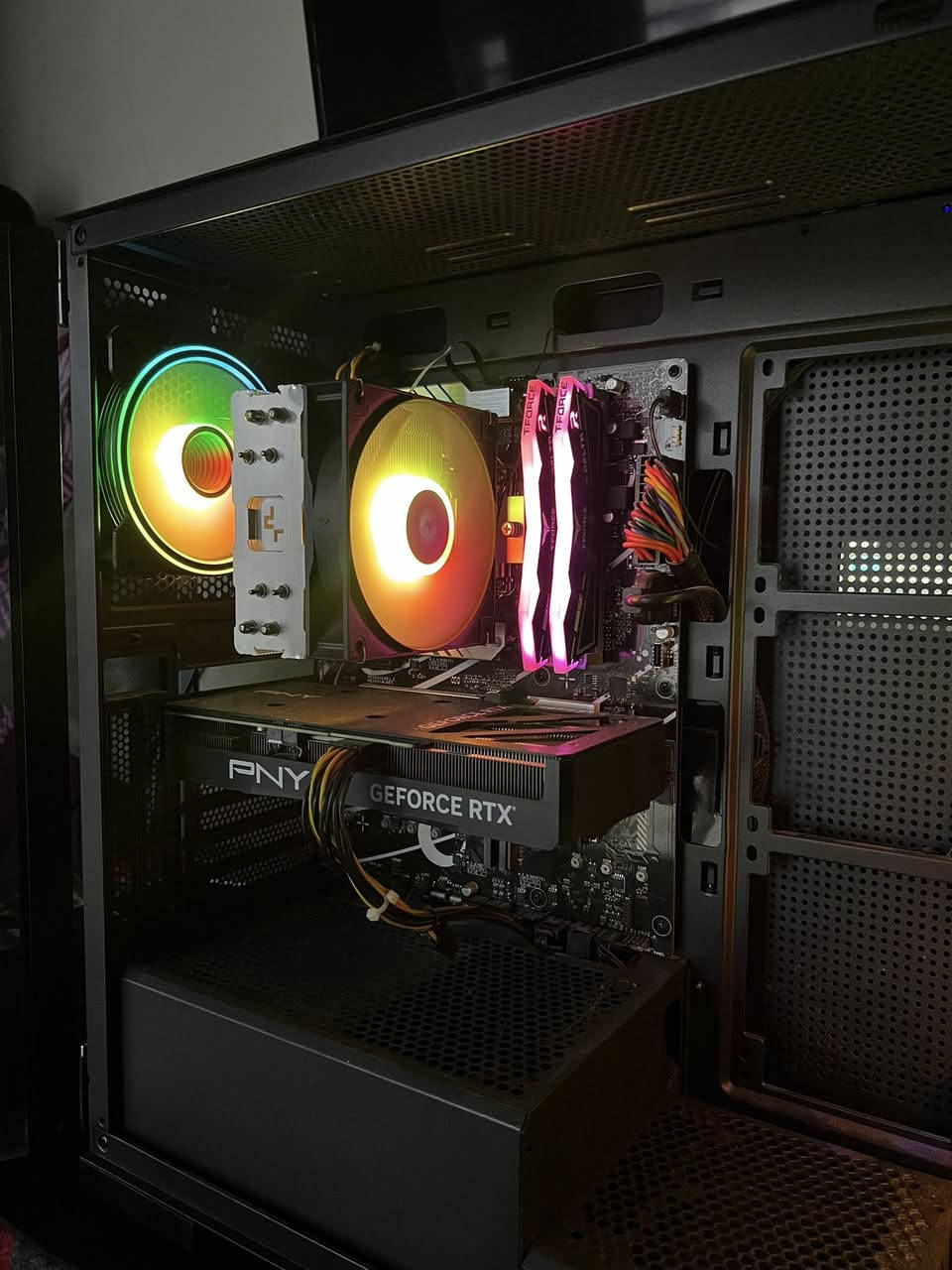 للبيع PC وحش / Gemming / مونتاج / تصميم
• CPU: Intel Core i5-13400F (جيل 13)

 • GPU: NVIDIA GeForce RTX 4070 12GB

 • Motherboard: ASUS B760-PLUS

 • RAM: 32GB DDR5 – 4800MT/s

 • Storage: SSD M.2 NVMe PCIe 4.0 – 500GB

 • OS: Windows 11 Pro – 64bit

 • DirectX: 12

السعر : 950 الف 
العنوان : البصرة 
واتساب : *********** 
تصال : ***********
