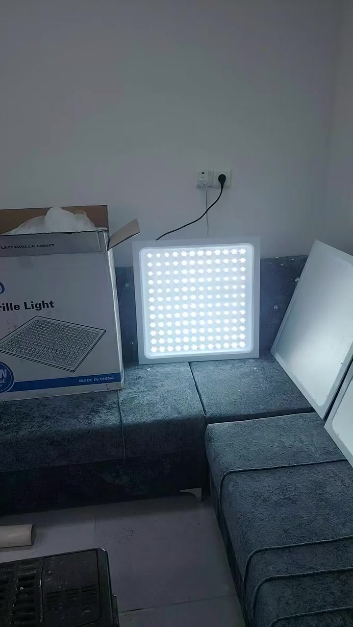 *********** 
سلام عليكم
متاح انارة سقف ثانوي حجم 60 في 60
كلهم جديدات كارتون كامل عندي ١٠ قطعه و اكثر للبيع
سعر مناسب للطيبين
