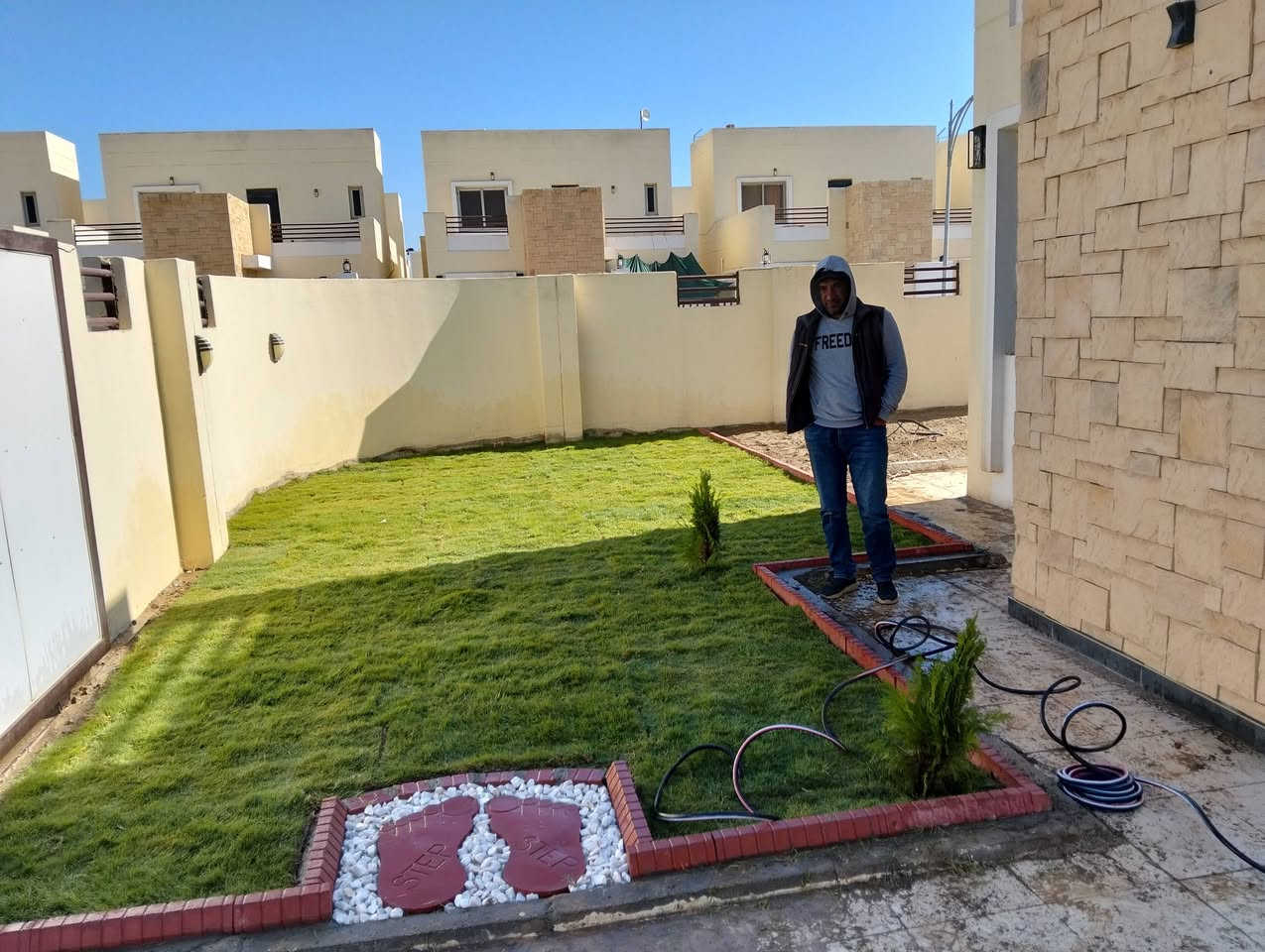 ابو شورى اجمل الديكورات نعمل حدائق تبديل تربه زراعه الورد مع الثيل الهندي تنظيف حدائق
***********
