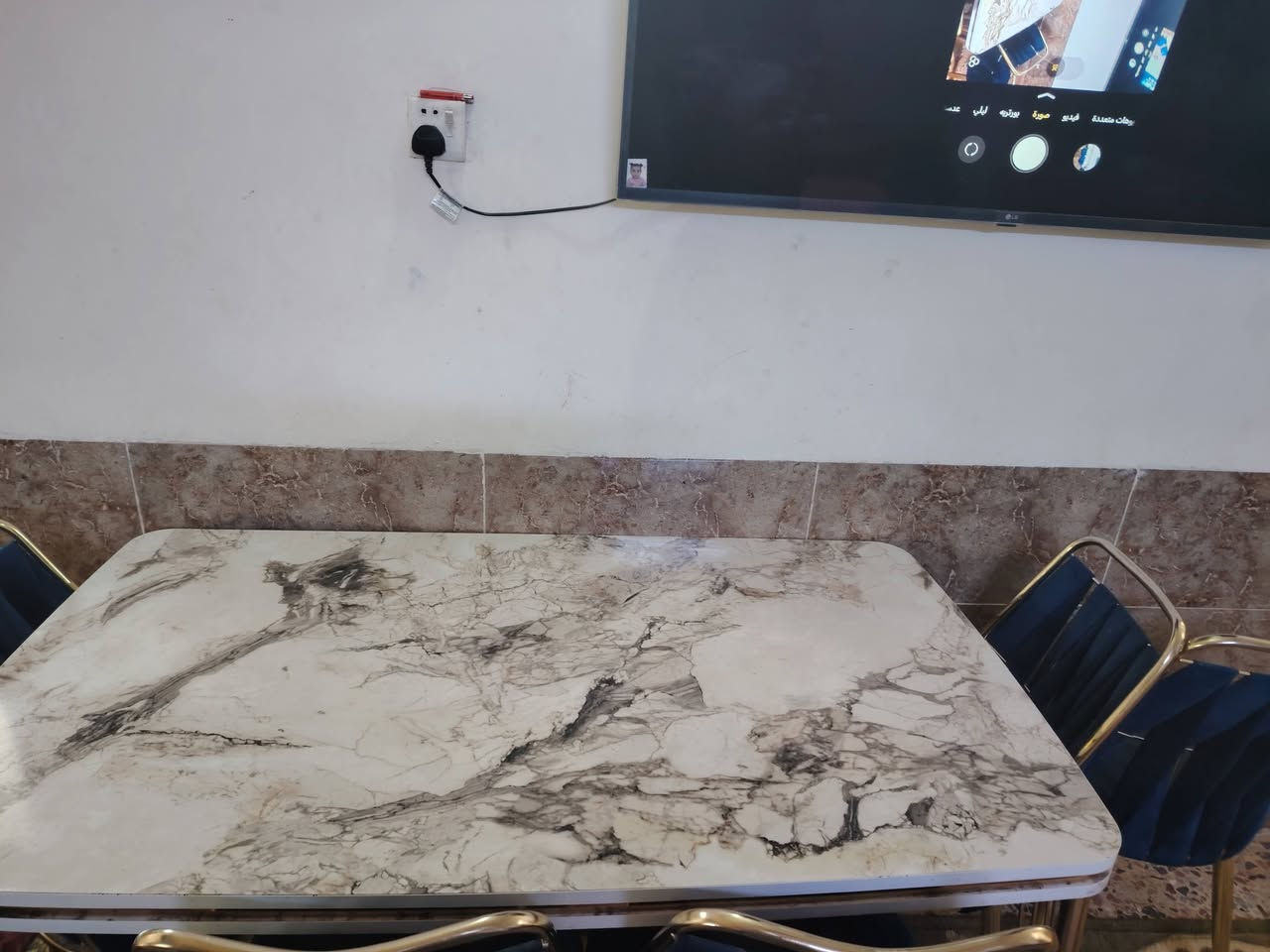 السلام عليكم ورحمة الله وبركاته ميز طعام 6 كراسي مستعمل لايوجد به اي ضرر السعر 175 وبيه مجال عنوان بغداد الكرخ
رقم الموبايل ***********
