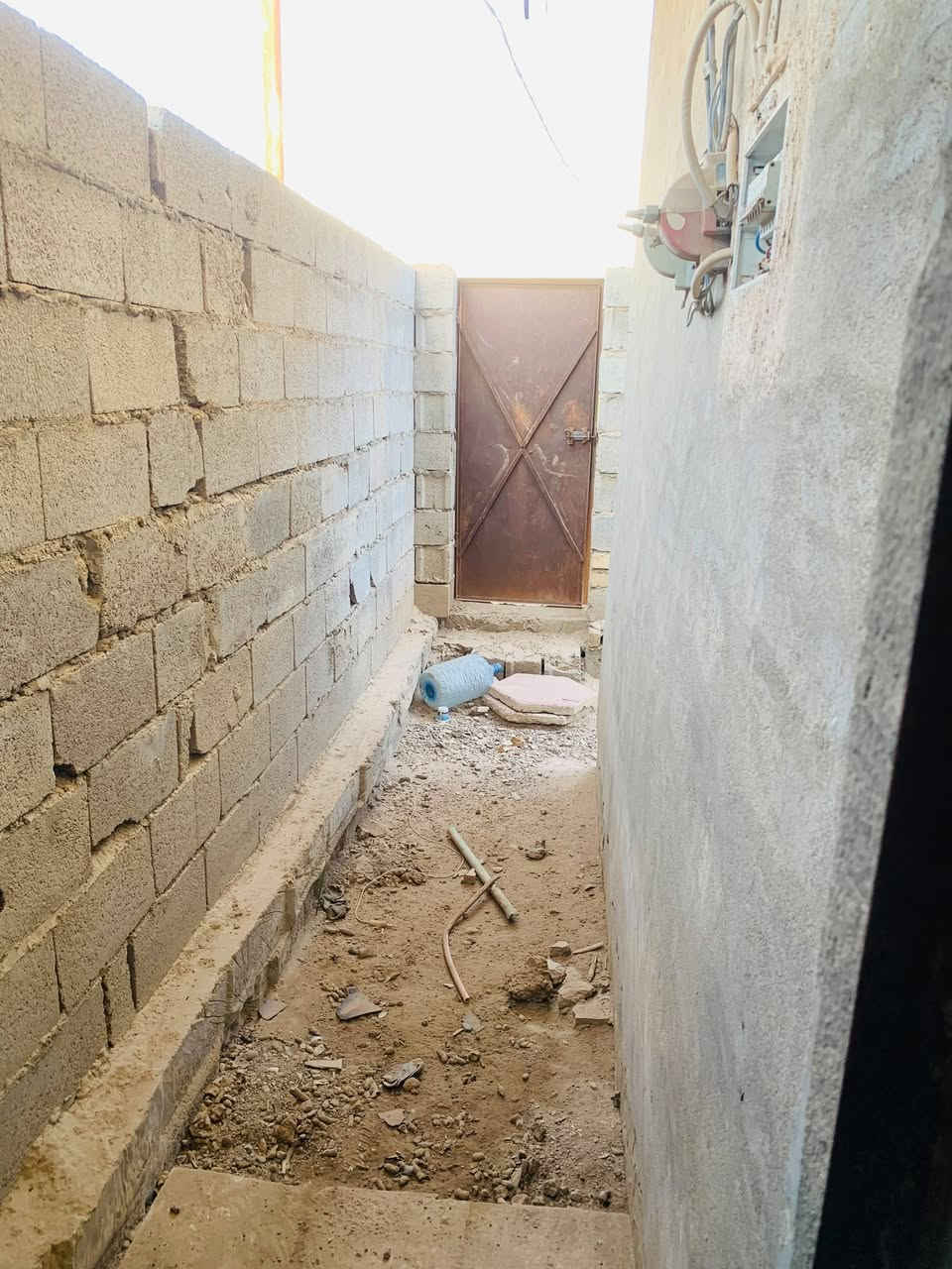 دار للبيع مساحه ٢٠٠ في حي المغرب شارع المطار مقابل عمارة فالح السعر ١٧ مليون وبي مجال ***********
