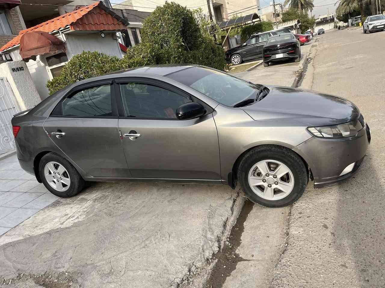 السلام عليكم سيراتو ٢٠١١ خليجي بدون صبغ فقط جاملغ امامي بي بارد جهة السايق بيه شخوط بدون نقص مكان السياره بغداد العامريه السعر ٩٨ وبيه مجال بسيط للتواصل ***********
