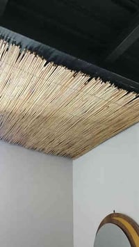 جزء من اعمالنا التراثيه الكراسي والقصب السياج والسقف الديكور القصب الر...