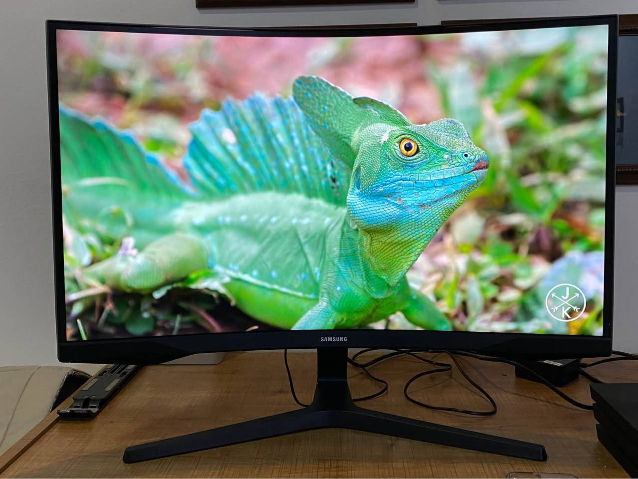 Display
 • Screen Size: 27 inches
 • Panel Type: QLED VA
 • Resolution: 2560 × 1440 (QHD / 2K)
 • Curvature: 1000R curved screen
 • Aspect Ratio: 16:9
 • Brightness: ~600 nits peak (HDR)
 • Contrast Ratio: ~2500:1

Performance
 • Refresh Rate: 240 Hz
 • Response Time: 1 ms (GTG)
 • HDR: VESA DisplayHDR 600
 • Adaptive Sync:
 • NVIDIA G-SYNC Compatible
 • AMD FreeSync Premium Pro

Color
 • Color Technology: Quantum Dot (QLED)
 • Color Coverage: ~95% DCI-P3
 • 10-bit color support (8-bit + FRC)

Ports
 • 1 × DisplayPort 1.4
 • 1 × HDMI 2.0
 • 1 × USB 3.0 hub
 • 3.5 mm headphone jack

Gaming Features
 • Low Input Lag Mode
 • Black Equalizer
 • Dynamic Brightness
 • Crosshair / Game assist 

نرخی ٢٨٠ هه‌زار و مامه‌ڵه‌
گه‌یاندن به‌رده‌سته‌ بۆ هه‌موو عێڕاق

WhatsApp / Telegram / Viber
(***********) كويسينجاك, أربيل
