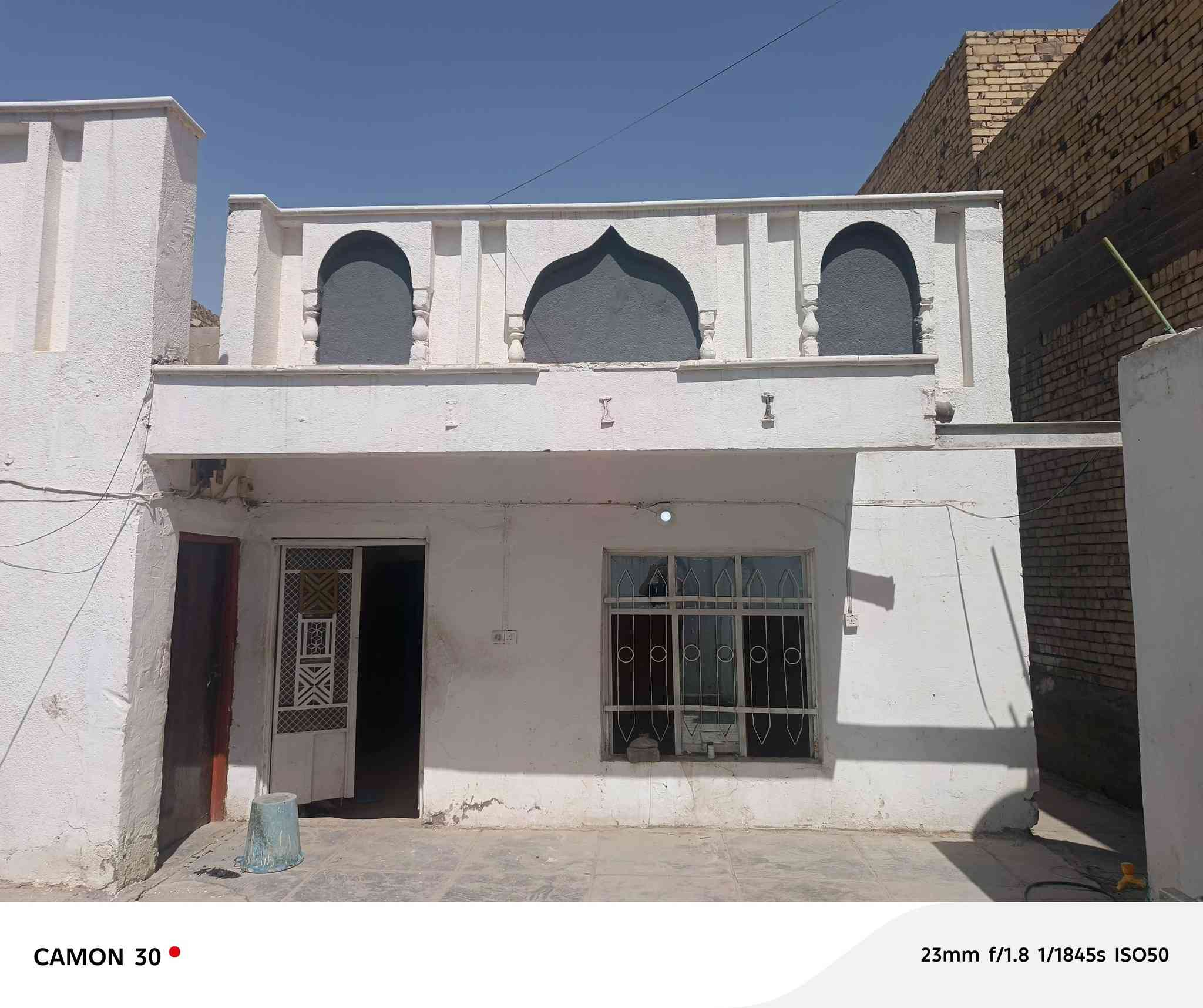 السلام عليكم
السلام عليكم دار للبيع او آجار طابو صرف مساحته 200م وجهة 10م نزله 20م مدور مباشر شارع 60  مكان حلو وخدمات فول تبليط ومجاري وكل شي متوفر يتكون بيت من براني وصاله ومطبخ و3غرف وصحيات دخليه وخارجه وكراج ومنور وحديقه اي ستفسار ع***********
