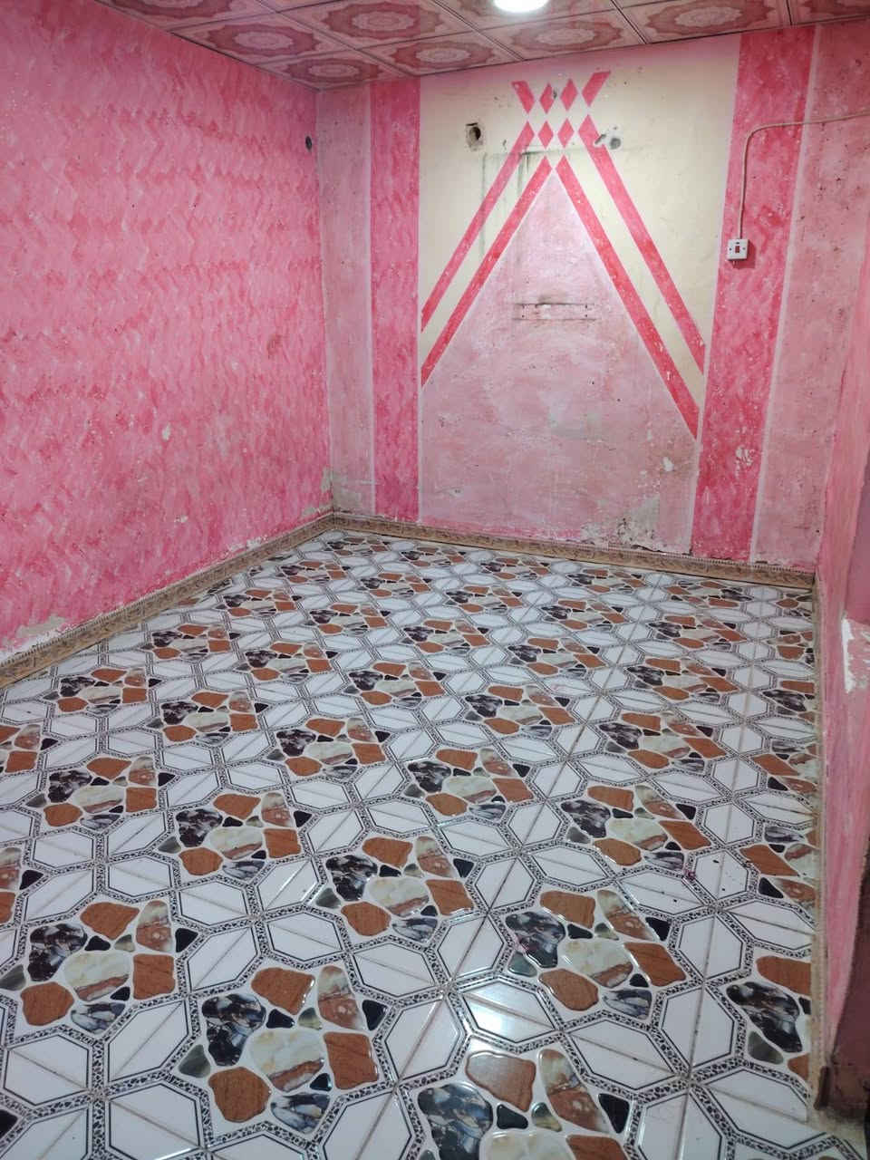 بيت للأيجار حي العسكري خلف المستوصف مساحه ٣٠٠ متر يحتوي عله ٣ غرف وصاله وحمامات داخليه وخارجيه مع الحوش الخارجي مساحته كلش جبيره سعر الايجار ٢٥٠ قفل للأتصال ***********
