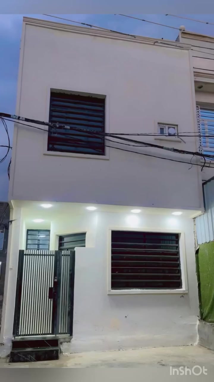 دار للبيع جديد ٥٠ متر ثلاث طوابق واجهة ٥ النزال ١٠ 
مدخلين يحتوي على صالة ومطبخ وخدمات 
والطابق الثاني غرفتين نوم وحمام 
والطابق الثالث غرفة نوم وبيتونة وسطح 
للاستفسار الاتصال عالرقم/ ***********
