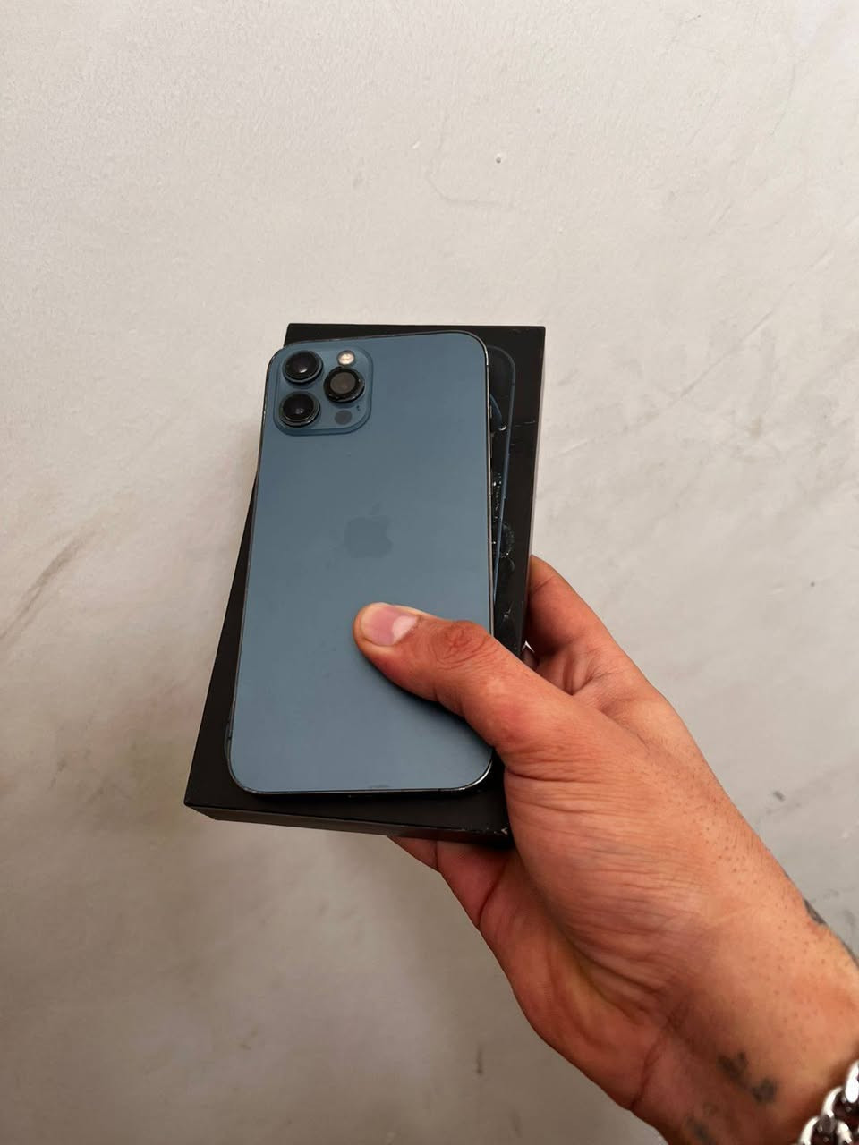 ايفون 12 برو ماكس ماستر عربي شرق اوسط غراضه كامله شاشه اصليه وضهر تليفون نضيف اذكره 256 بطاريه 79 من صبح لليل ولا تفكر بل شحن مالته كامره x5 واكفه رقم واحد ورقم ثنين شغالات تليفون كله شغال مابي ايشي واكف السعر 325 وبي مجال عنواني بغداد بلديات الاستفسار واتساب ***********
