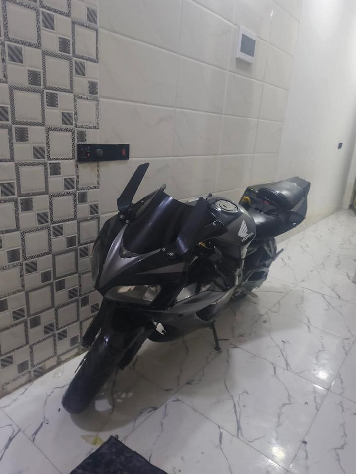 Cbr 1000rr
2007
دراجه هاون 
كزوز كاربون فايبر 
دراجه نقصها باتري ضعيف 
جاهزه للاخير عنوان الدوره حي صحه 
سعر 25 بيها مجال 
مراوس شعندك دزلي ***********
