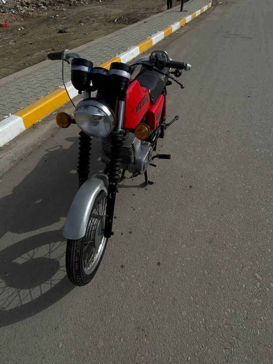 السلام عليكم 
دراجة 82 MZ للبيع (بدون) 
الكهربائيات كلها شغالة السايس ما معروف وبيها لحيم بسيط جوة الكشن 
 السعر/ مليون و300 وبيها مجال المكان/ ميسان ـــ العمارة 
للأستفسار : ***********
