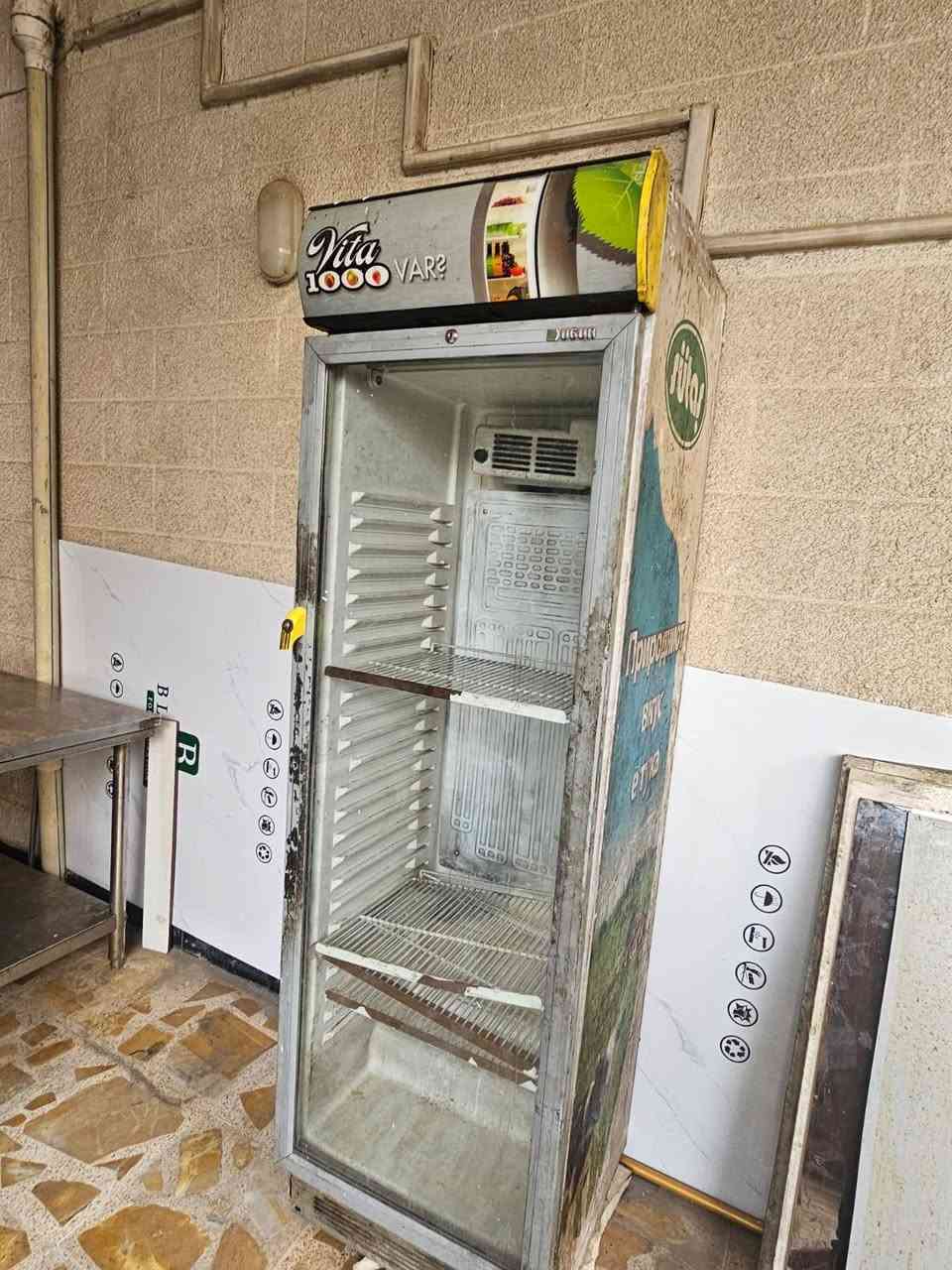 السلام عليكم 
حماية تركية
غاز وكهرباء
استعمال قليل
السعر ٥٥٠ 
ميوزة مرمر عدد ٣
سعر الميز الواحد ١٠٠ 
ميز ستيل متر ونص ب ١٢٥
عارضة عموديه ب ١٥٠
الكرادة شارع الصناعة قرب الجامعة التكنولوجية
***********
