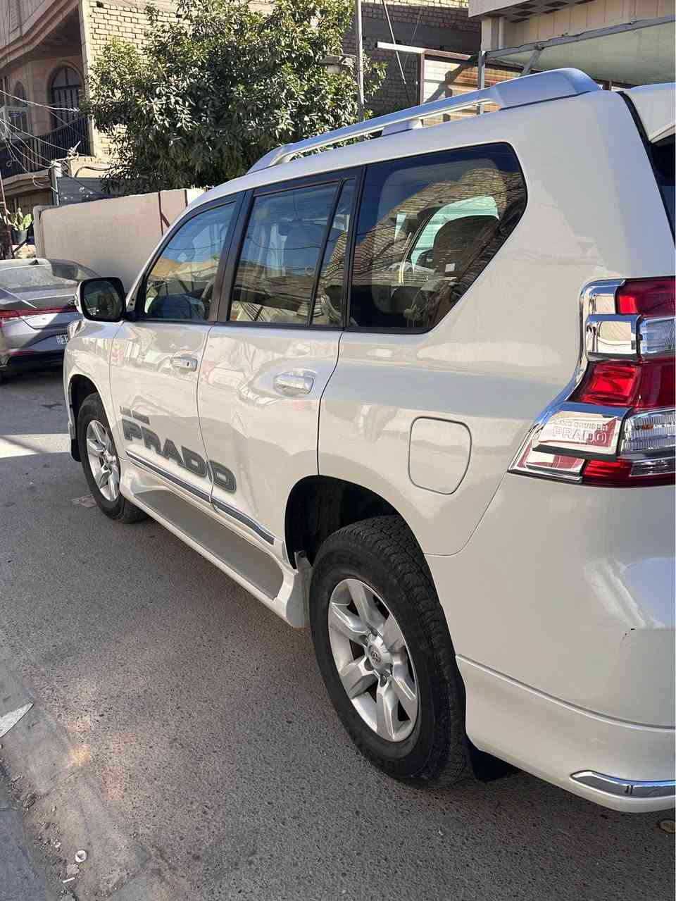 تويوتا برادو 2016 
وكالة ساز 
رقم بغداد
اعلى مواصفات txl معروفة
السيارة كلش نضيفة 
ممشى 108 الف
محرك  وكير علة حالة الوكالة وادامات عليهن من اجود الشركات 
صار بيهة ضربة بل جامرلغ الخلفي جهة السايق فقط الحادث مأشر عليه بل صورة 
عارضهة ب 310 ورقة 
عنوانهة بغداد حي الربيع منطقة الكريعات 
رقم الهاتف
***********
تحب تجي اشرفني اشوف السيارة تفحصهة تكلبهة تعجبك تروح تفحص وبلخدمة اني بغداد, العراق
