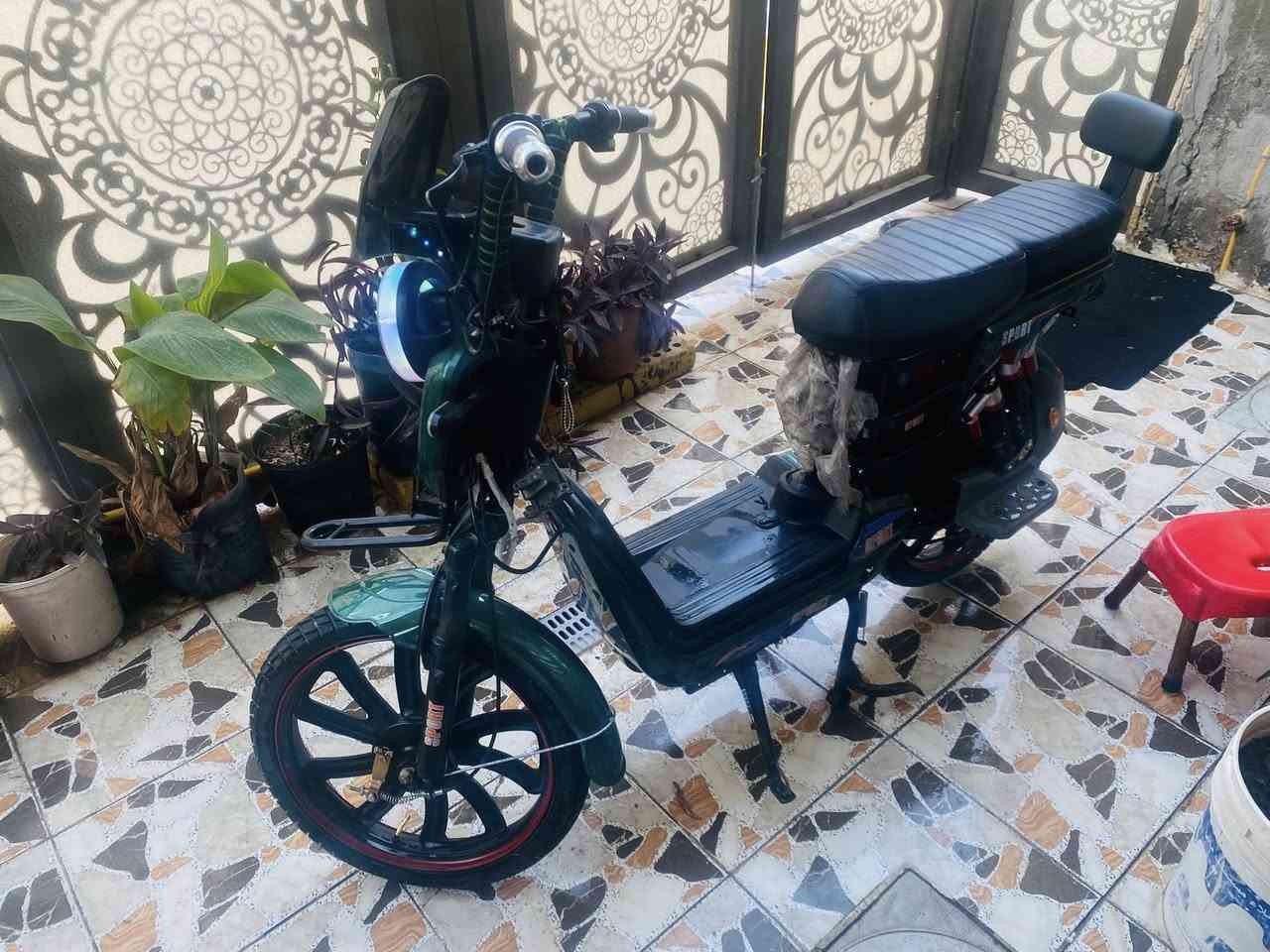 سلام عليكم. السعر. ////250////                                                                      دراجه شحن للبيع فول مواصفات 
سماعه بلوتوث 
ستاند تلفون 
خمس بطاريات 
نشرات جانبيه 
اشاير هورن كهربائيات كلهه شغاله  
مكاني بغداد الري قرب حي الإعلام 
***********  بي واتساب
