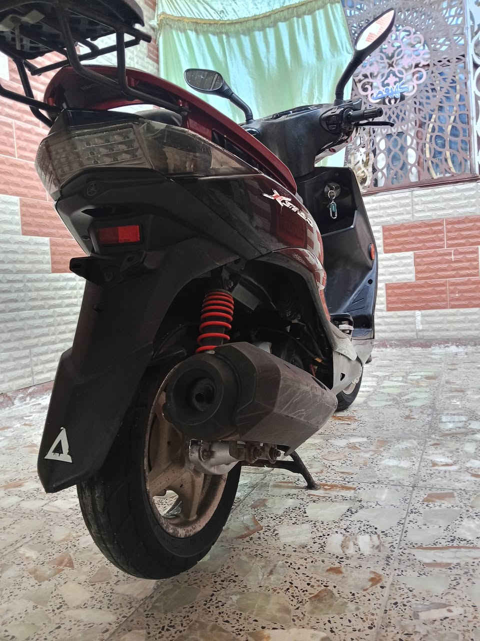 السلام عليكم
دراجة نارية سكنس فحل الد جديدة
سرعة 140+ نوزل +خطين +سلف اصلي
ام طلاعات+ستاند كهرباي حساس+وراقها ابسمي 
كفراتها اصلية+محرك ناعم ومكفول كفاله عامه 
الشراي يتصل ***********
شرط جيب فيتر وتعال فحص براحتك
