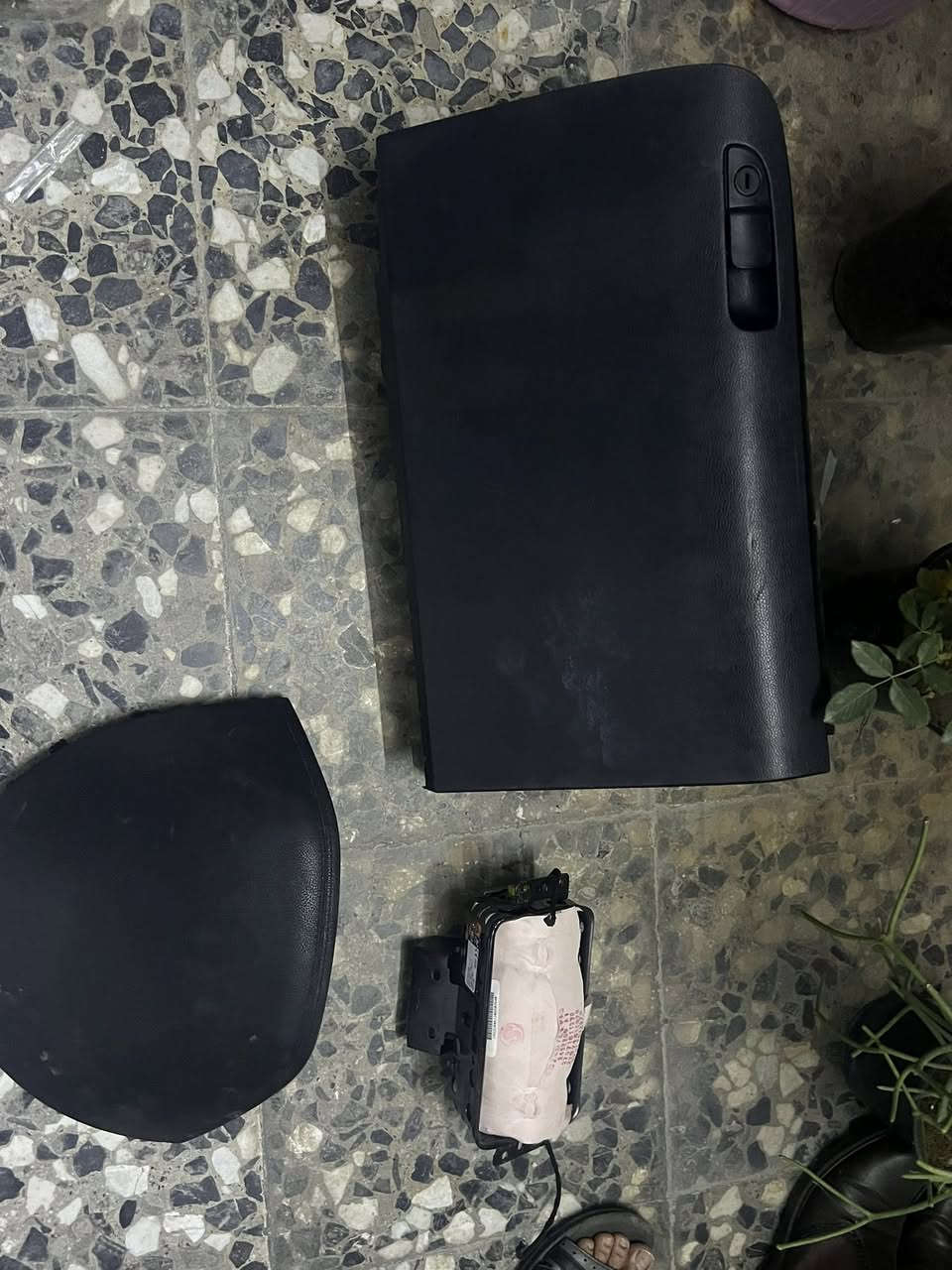 السلام عليكم عندي اير باك مال اوباما 16 وشفقه وجمجه نضيفات 100‎%‎. رايدهن ب40  والعكال مال دشبول رايده ب30 وحده مكاني بغداد حي الاعلام ***********
