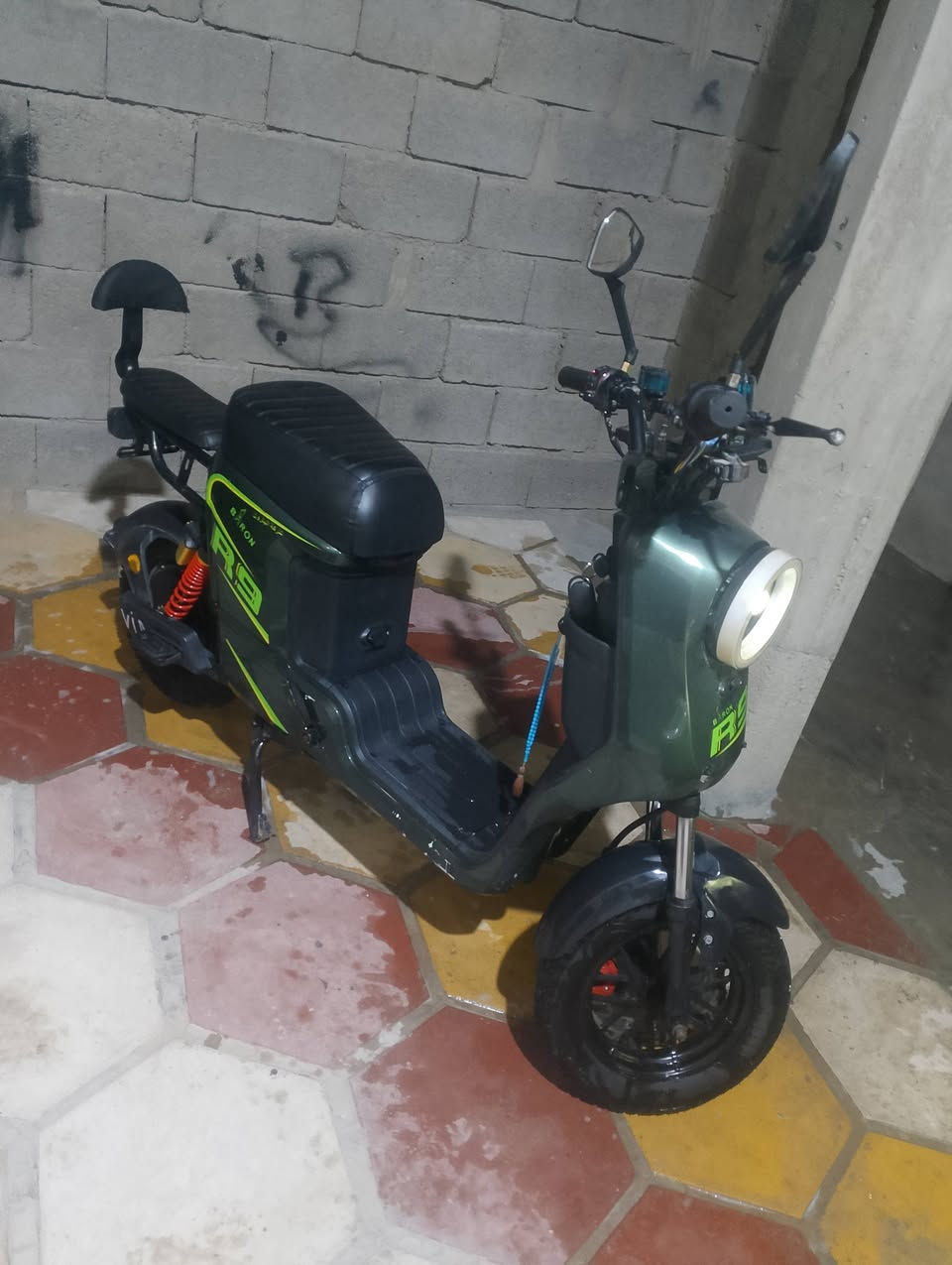 السلام عليكم دراجه ار9البيع كلشي شغال كامله كلش تواير جوبلس 2توه مبدلهن بطاريات  جدد الدراجه تشغيل عن بعد بصمه وسويج بطاريات 32امبير جدد مكاني البصره الزبير السعر 450وبيها لشراي بيع مستعجل رقمي ***********
