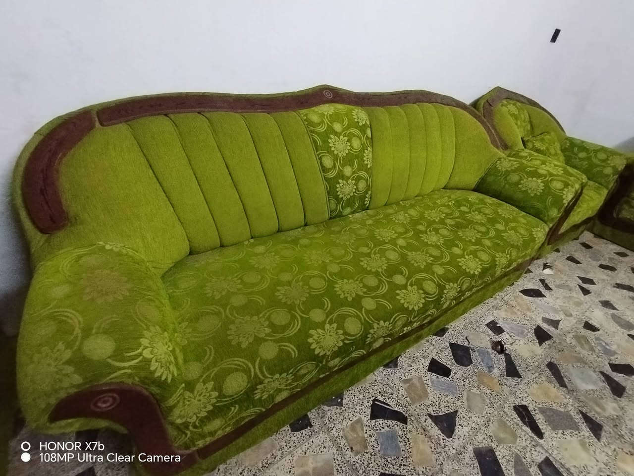 السلام عليكم قنفات عدد 4 نضيفات للبيع السعر 100 عنواني نجف كوفه ***********
