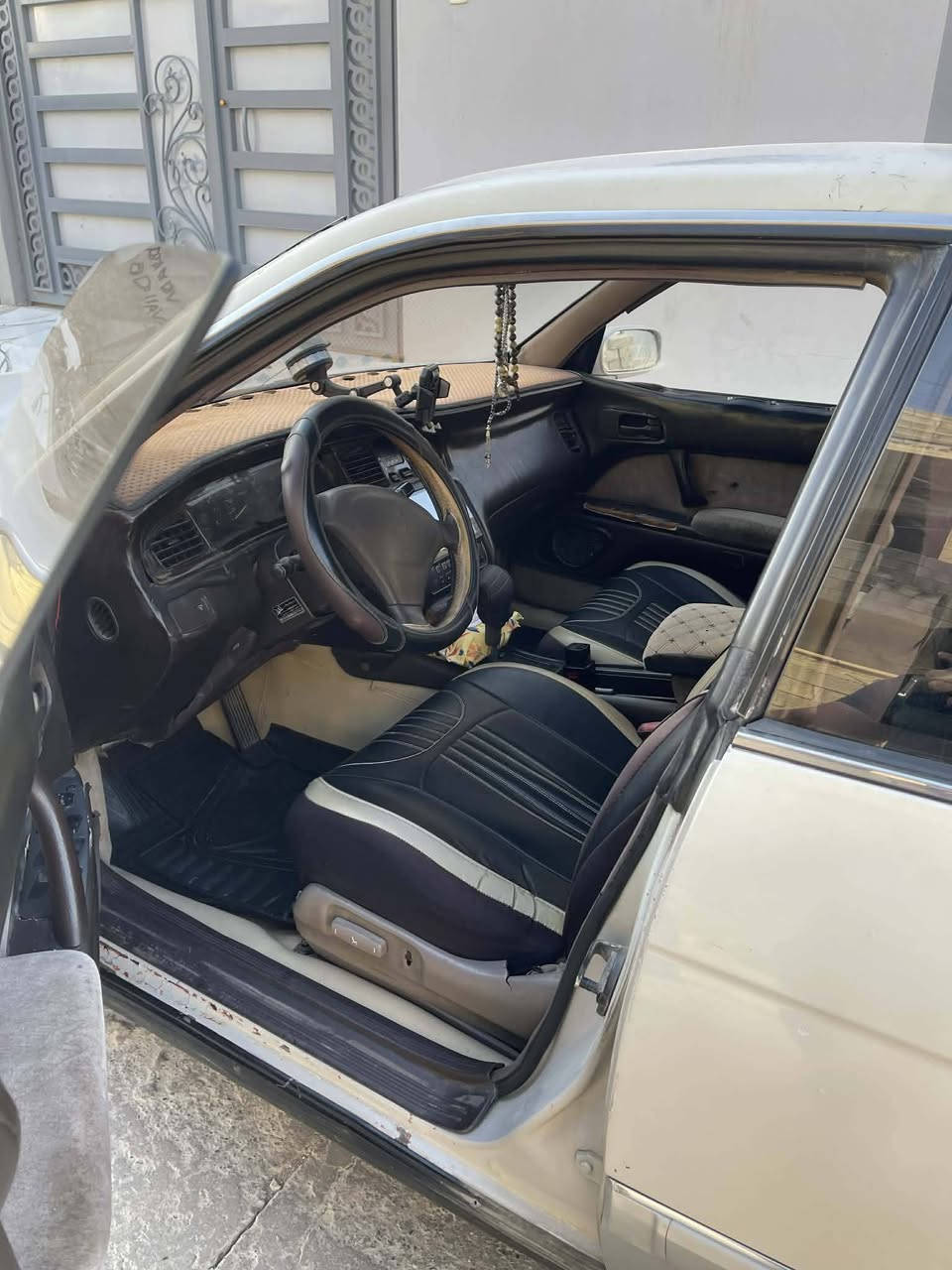 بطة منفصل
موديل 94
كوبون بانزين
سنوية الى 2029
محرك 2.5
تدفئة تبريد
لايت زينون
شاشة وكامرة
طخم تايرات امامي جديد قبل اسبوعين شديتو
باتري جديد

الضرر باب خلف السايق وجاملغ مصبوغ

بيها تلكيطات مال شضاية تحرير 
بلادية
 اسيا   ‏‪0770 813 7066‬‏
