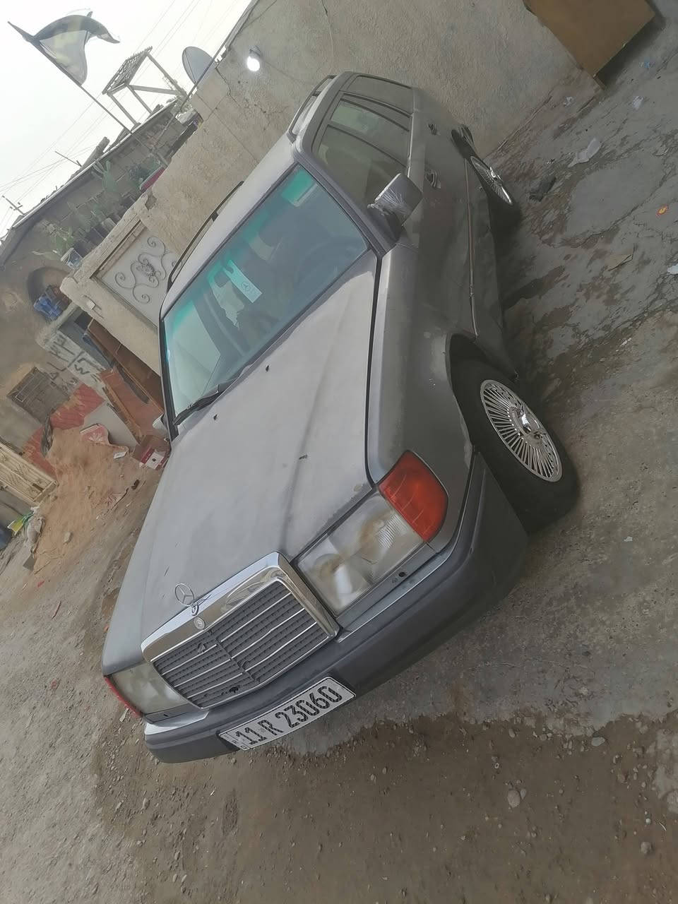 السلام عليكم للبيع مرسيدس موديل 1991 محرك وكير جدد صدر امامي خلفي جديد مكفولة من الضربه والصبغ والتبديل  سنويه باسمي مكان بغداد السعر 41 وبيها مجال بسيط رقم الهاتف ***********
