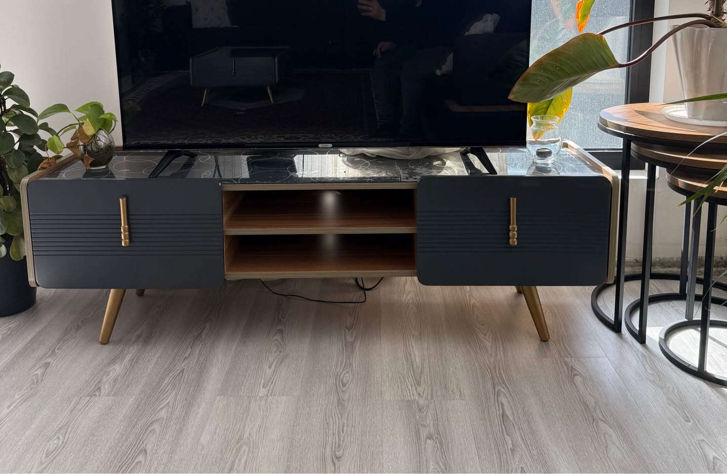 ئەمە سێتە جوار پارچەیە بۆ فرۆشتن لۆک لۆکە وکەم بەکار هاتوە 
کونسوڵ وئاوێنەو مێزی ناوەراست لەگەل مێزی تەلەفزوێن
هەمووی پێکەوە بۆ فرۆشتن بەنرخی زۆر هەرزان خۆی ٦٠٠هەزاری پێدراوە 
نرخی کۆتای ٢٩٠هەزار
***********
*********** السليمانية, العراق
