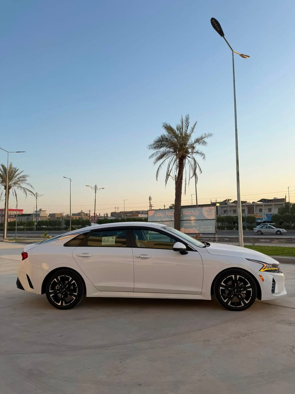 كيا K5 للبيع 2023
السيارة امريكية مكفولة كفالة عامة كلين 
مواصفات السيارة 
    شاشة لمس 
* دعم Apple CarPlay وAndroid Auto لاسلكيًا.
* تشغيل السيارة عن بعد 
* كاميرا خلفية.
* مثبت سرعة ذكي.
* المحافظة على المسار.
* فرامل طوارئ أوتوماتيكية
* مراقبة النقطة العمياء
* كشن كهرباء 
* حساسات امامية خلفية 
* صندوق ذكي عند الاقتراب 
* مسطرة خلفية لد كامل على طول الجنطة 
* المحرك 1.6T 
* مشي السيارة : 54mi 
* رقم بغداد تحويل ثاني يوم 
* السعر 174 $ورقة وبيها مجال بسيط 
 ***********
