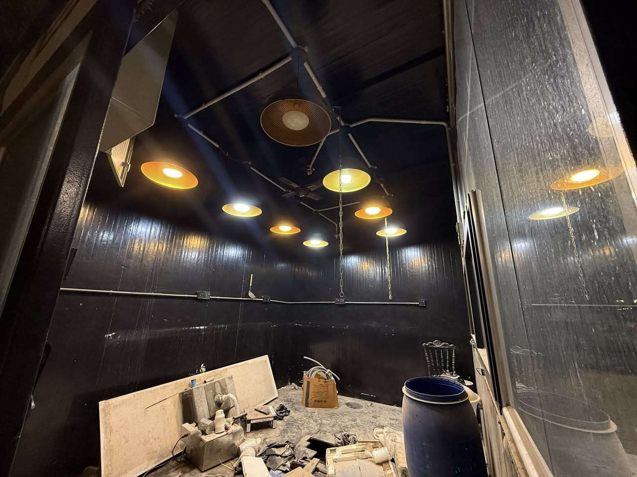 بسم الله الرحمنٰ الرحيم

كرفان للبيع مستعمل

الوجه  4 امتار 
النزال 3 امتار

يعني 4في3

كهرباء تسليك بوري +بوردسيطرة كهرباء +نقطة سبلة +وجه الكرفان جام 10ملم وابواب اللامنيوم

يحتوي ع انارة خارجية  ومنفذ شاشة بلازمة خارجي للعرض

((قاعدة الكرافان  شيلمان))
للتوضيح  ارضيت الكرفان تعبانة لازم يتبدل الابلوك

العنوان النجف الاشرف

للتواصل

واتساب ***********
